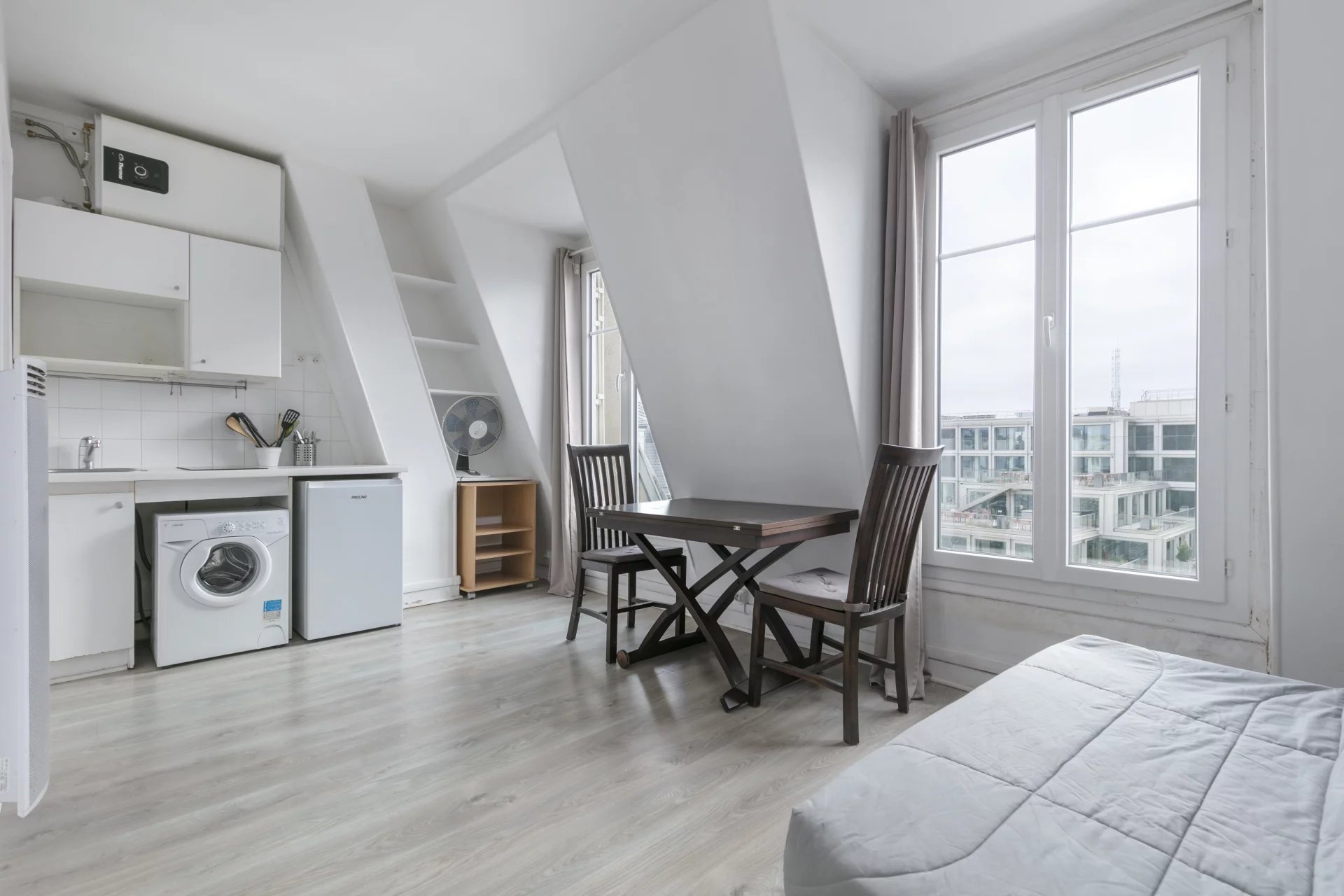 PARIS 8 – MADELEINE – Bright studio with open views - picture 1