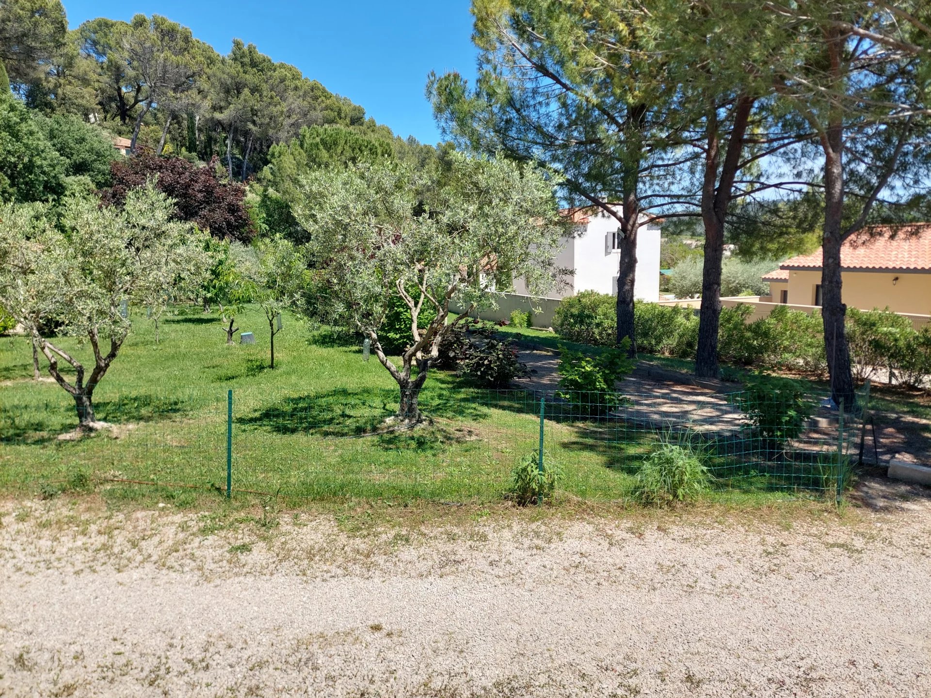 TERRAIN CONSTRUCTIBLE 600m2 NON VIABILISE