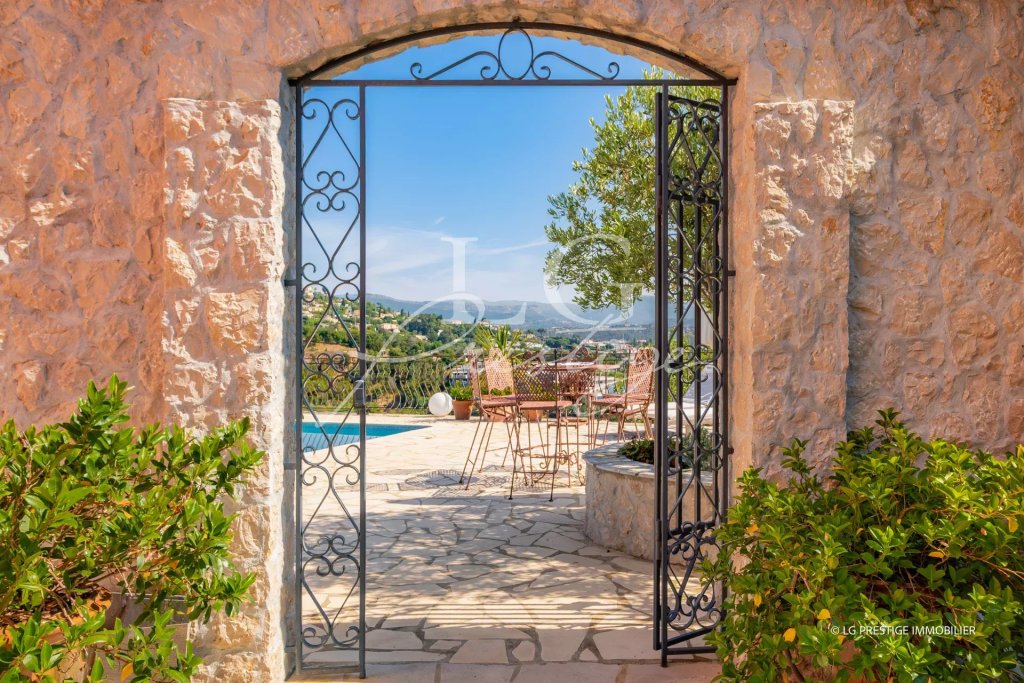 Villa for sale in Mandelieu — Dominating the sought-after heights of the hill of Termes