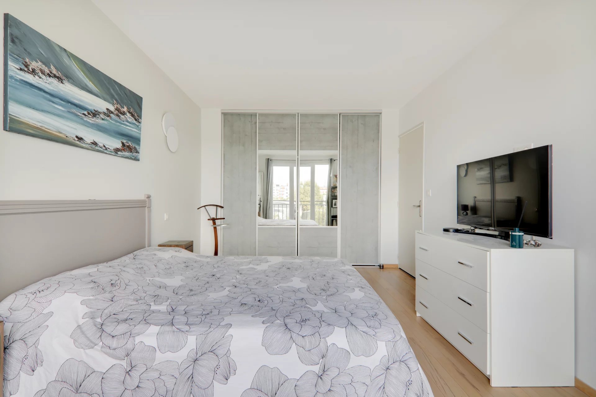 BOULOGNE - PARIS XVIe - Appartement de trois pièces avec balcon.