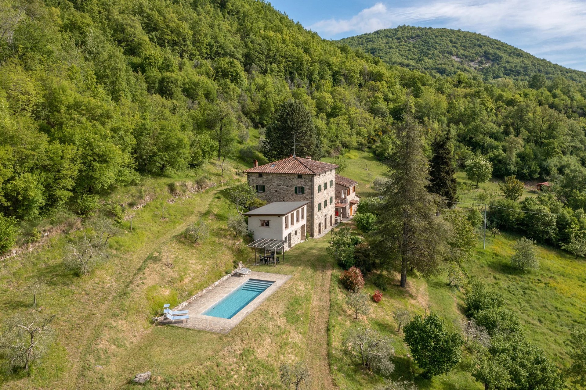 SANIERTES BAUERNHAUS MIT POOL IN CAPRESE MICHELANGELO ZU VERKAUFEN