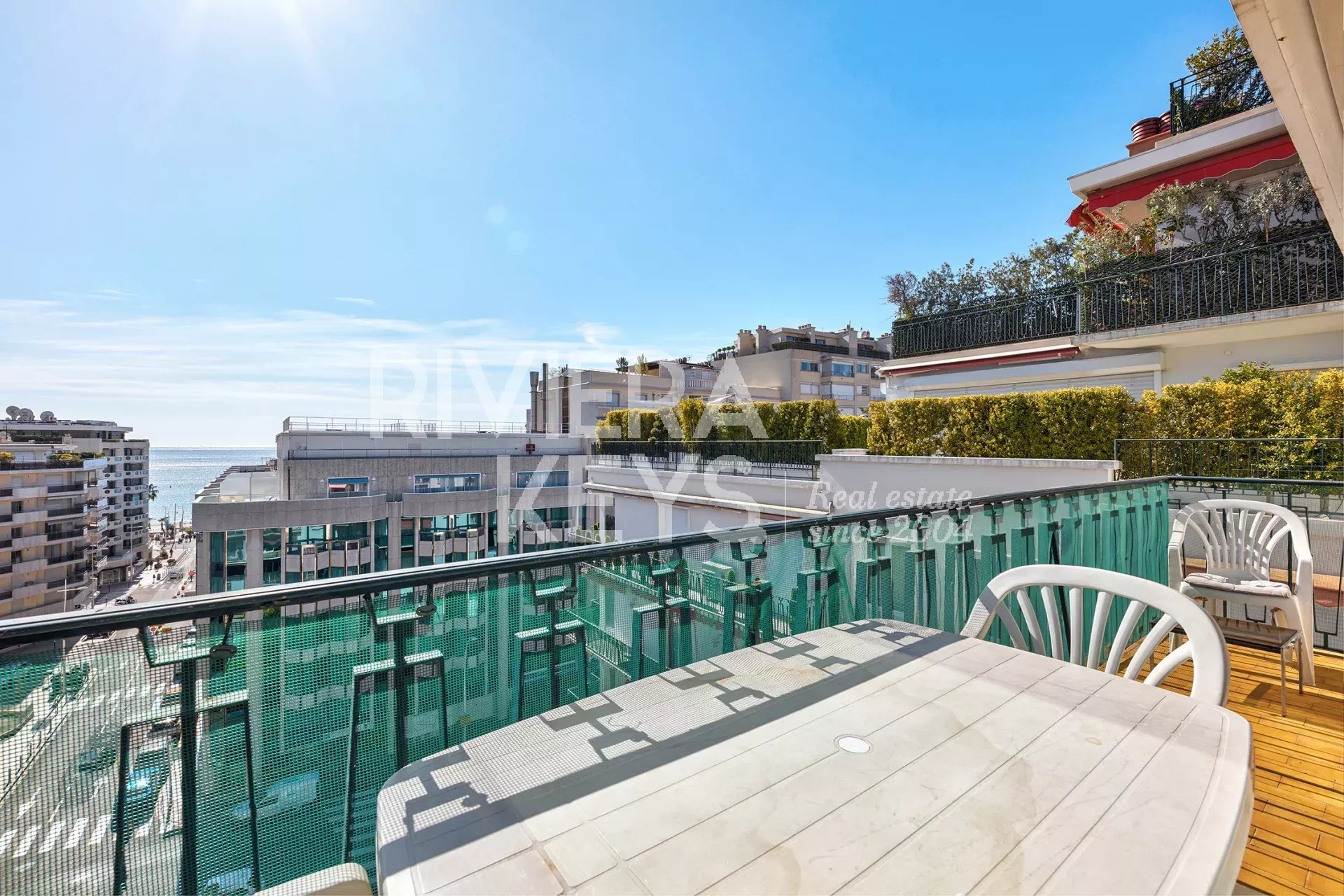 CANNES - BANANE : 3 pièces traversant avec aperçu mer