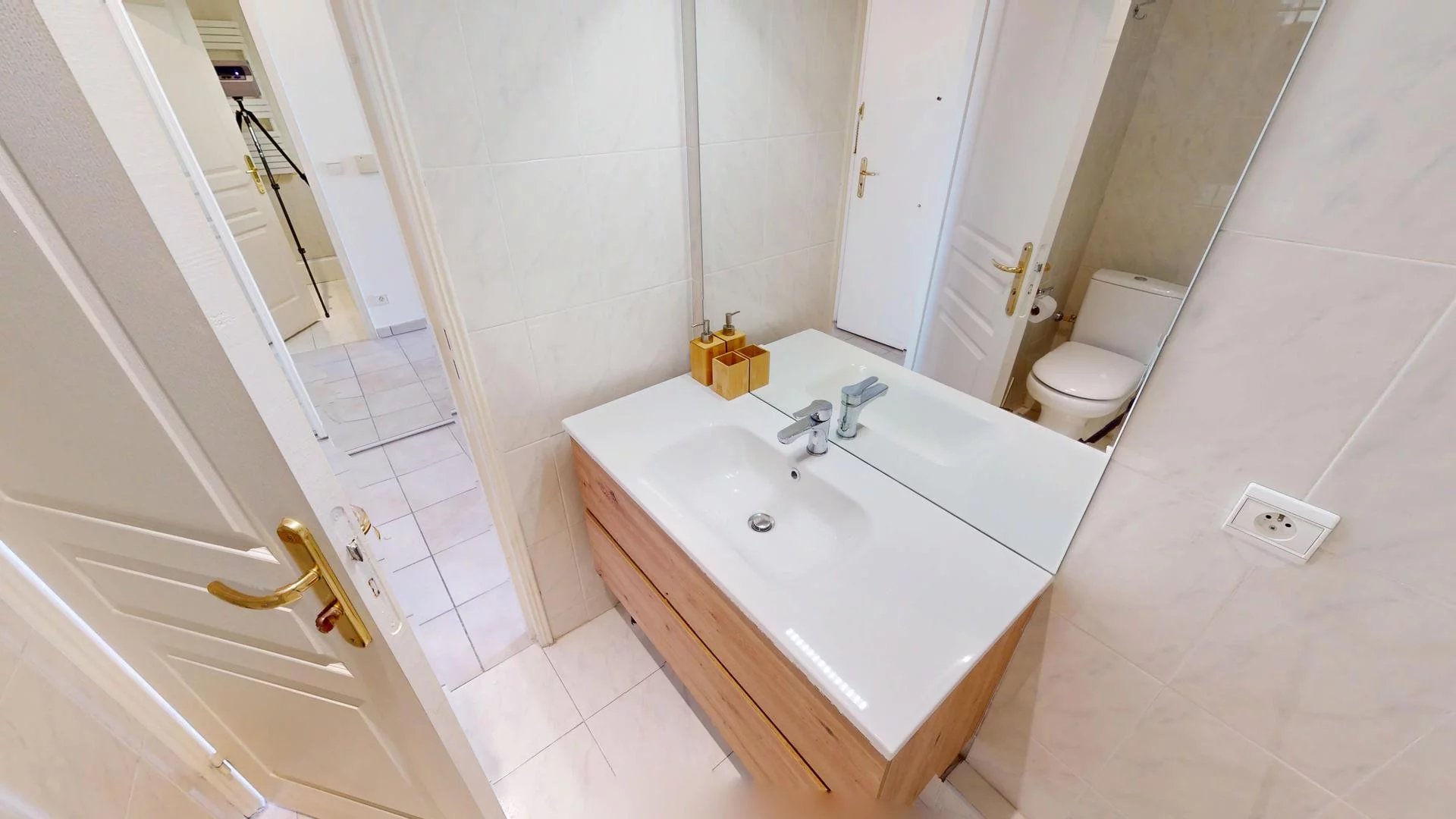 GIOTTO - Magnifico monolocale con balcone vista mare e garage nel centro di Mentone