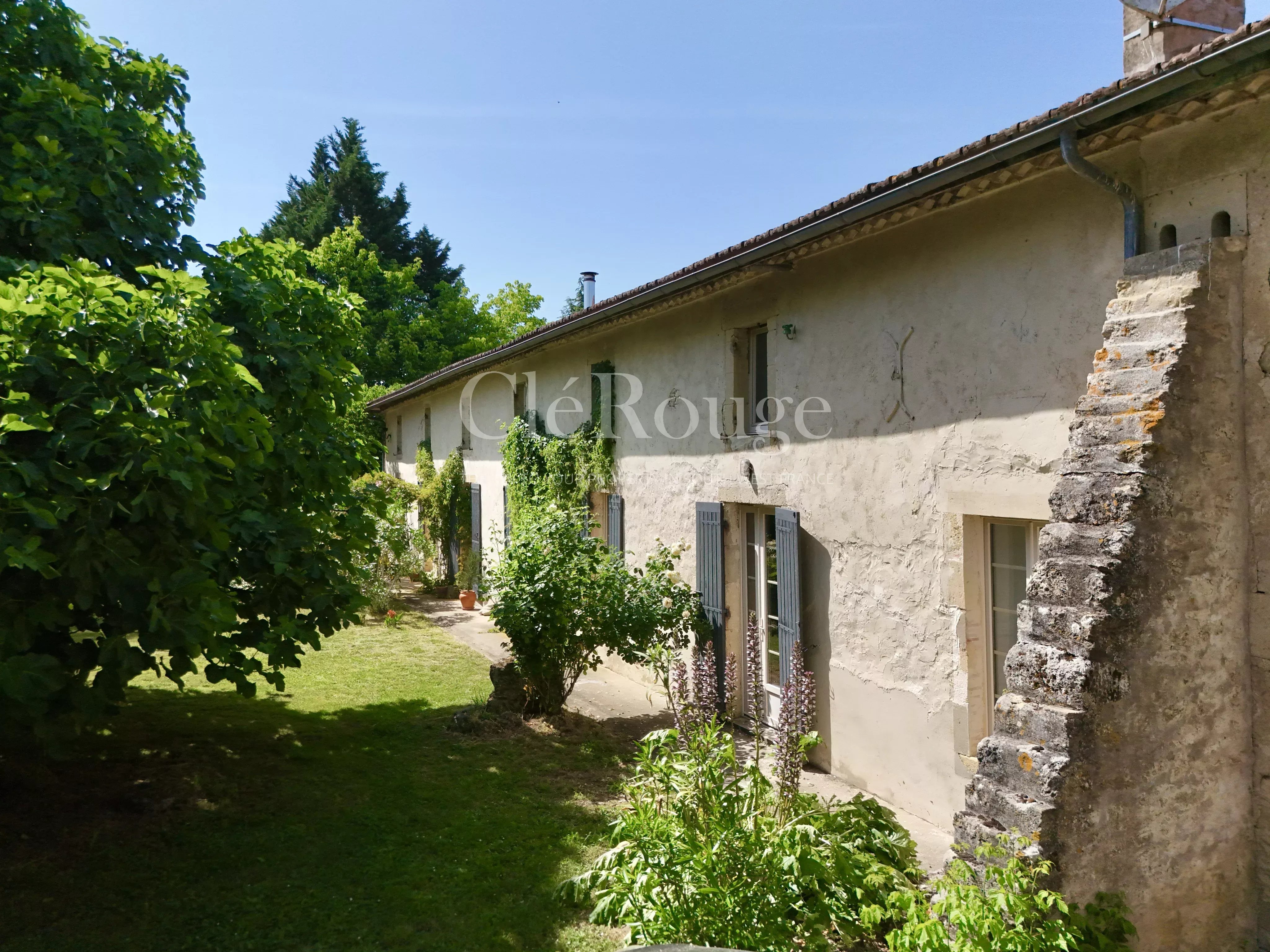 15 minutes from Monségur – Stunning 5-bedroom stone property