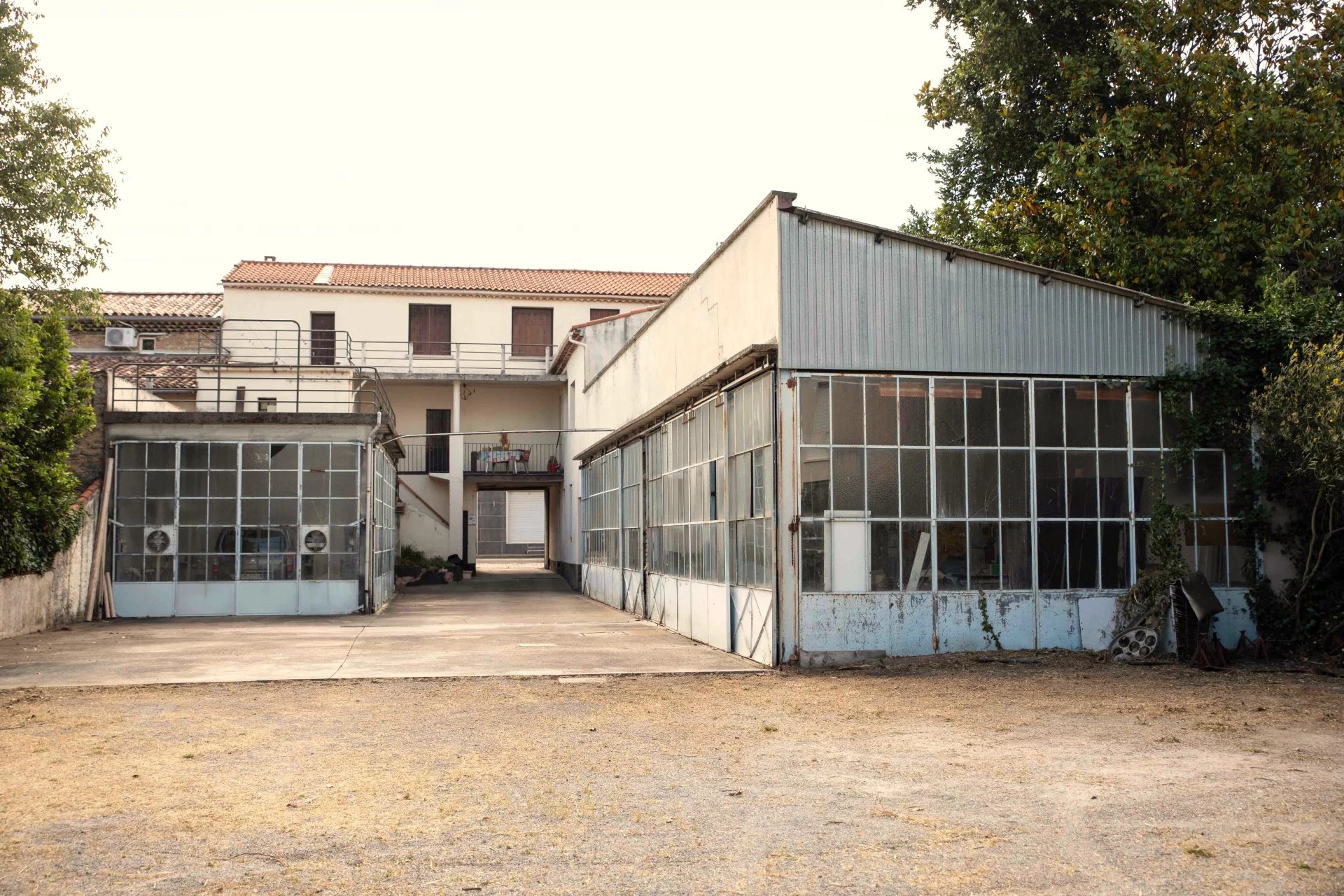 Maison avec ateliers et dépendances - 8 pièces - 160 m²