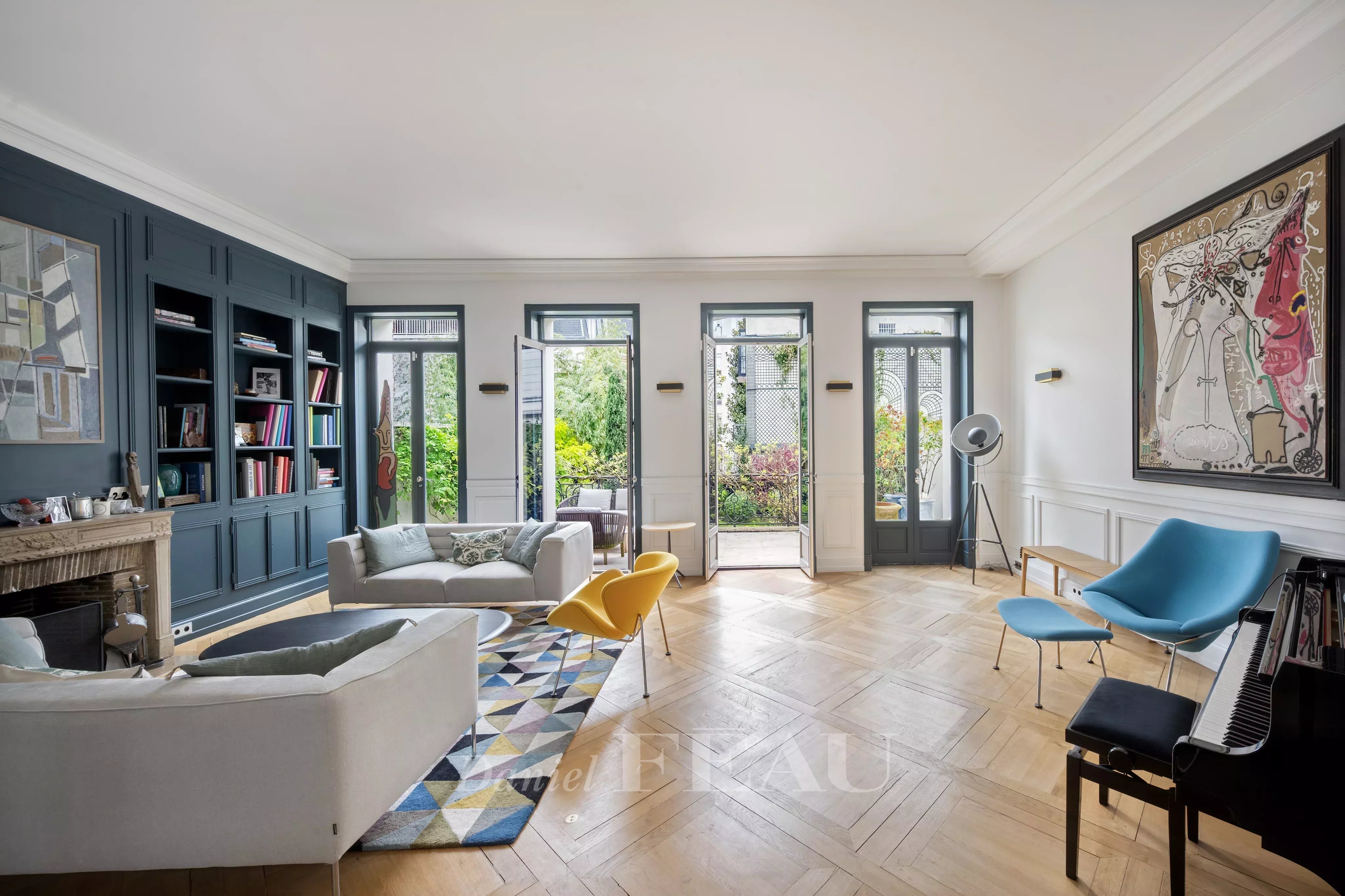 Paris 16th District – A sumptuous period private mansion with a garden