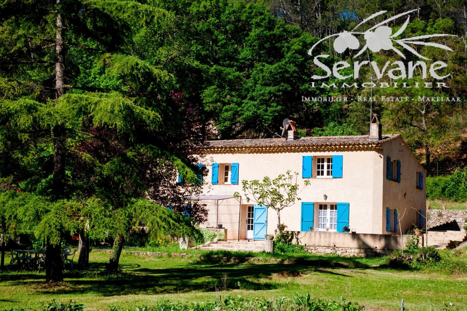 SALERNES Property with strong rental potential: 3 houses and a separate apartment