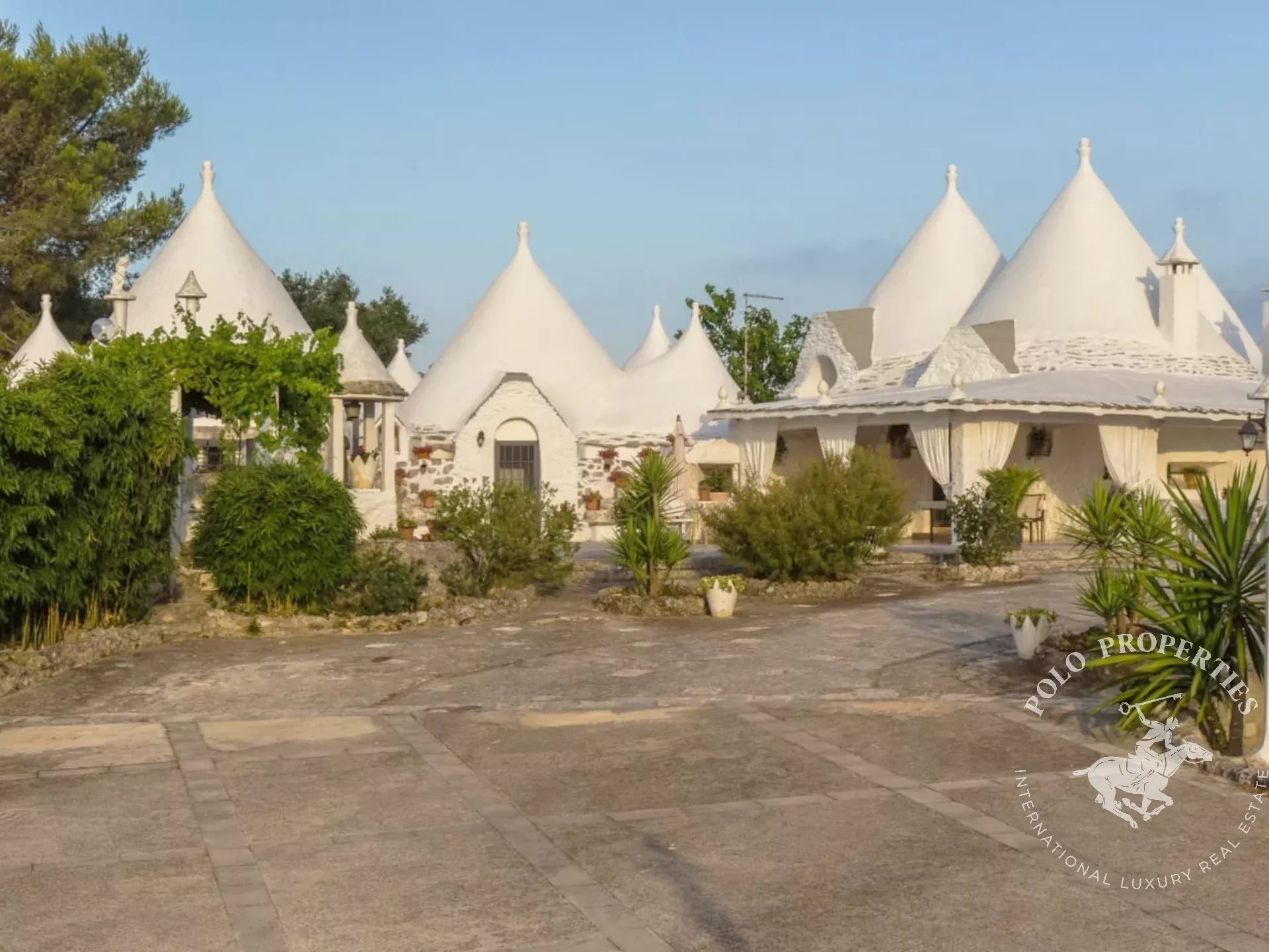COMPLEX OF TRULLI & LAMIE