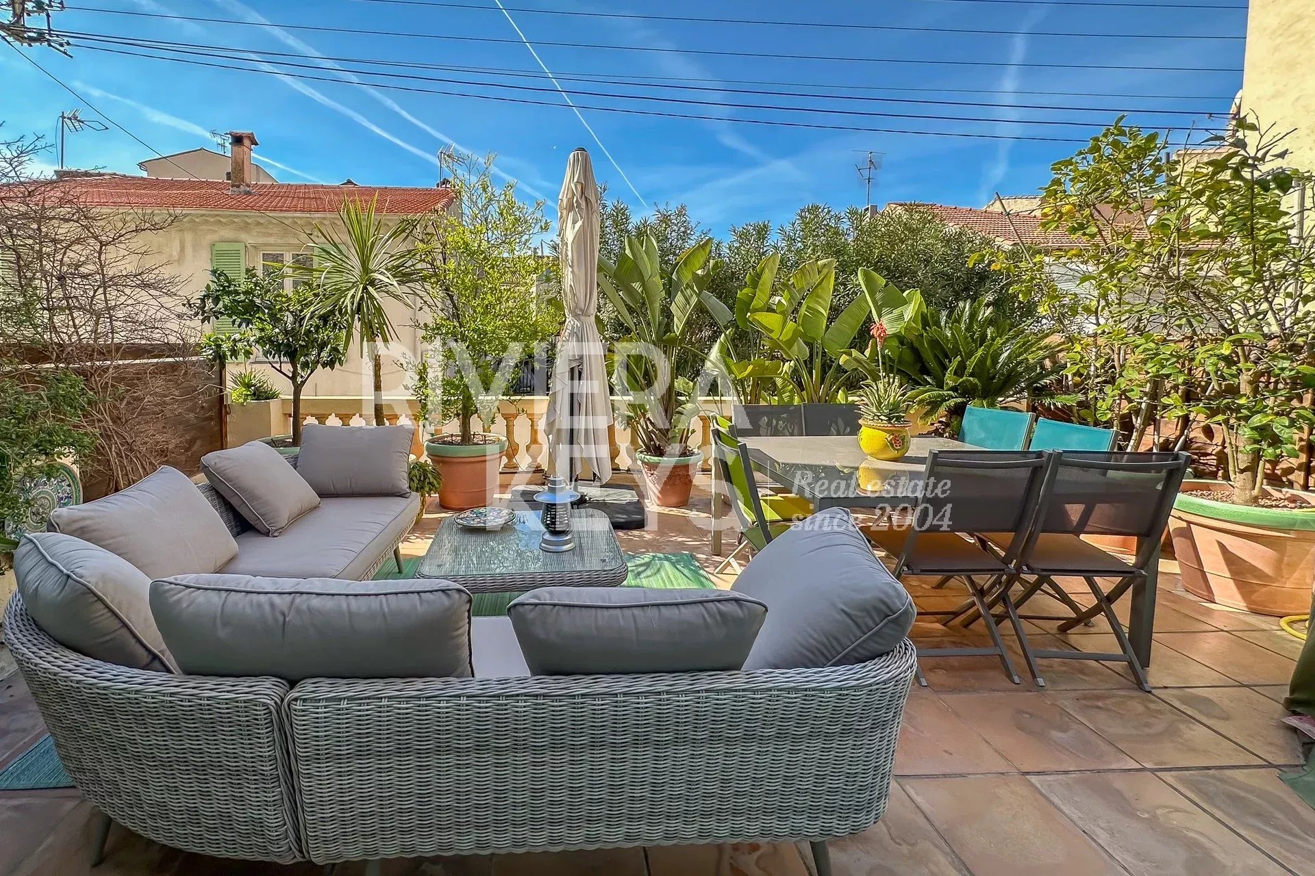 ANTIBES – Vieille Ville : Authentique maison avec terrasse au cœur du centre historique