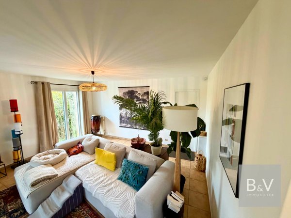 Spacious Family Home with Garden and Pool — photo 5