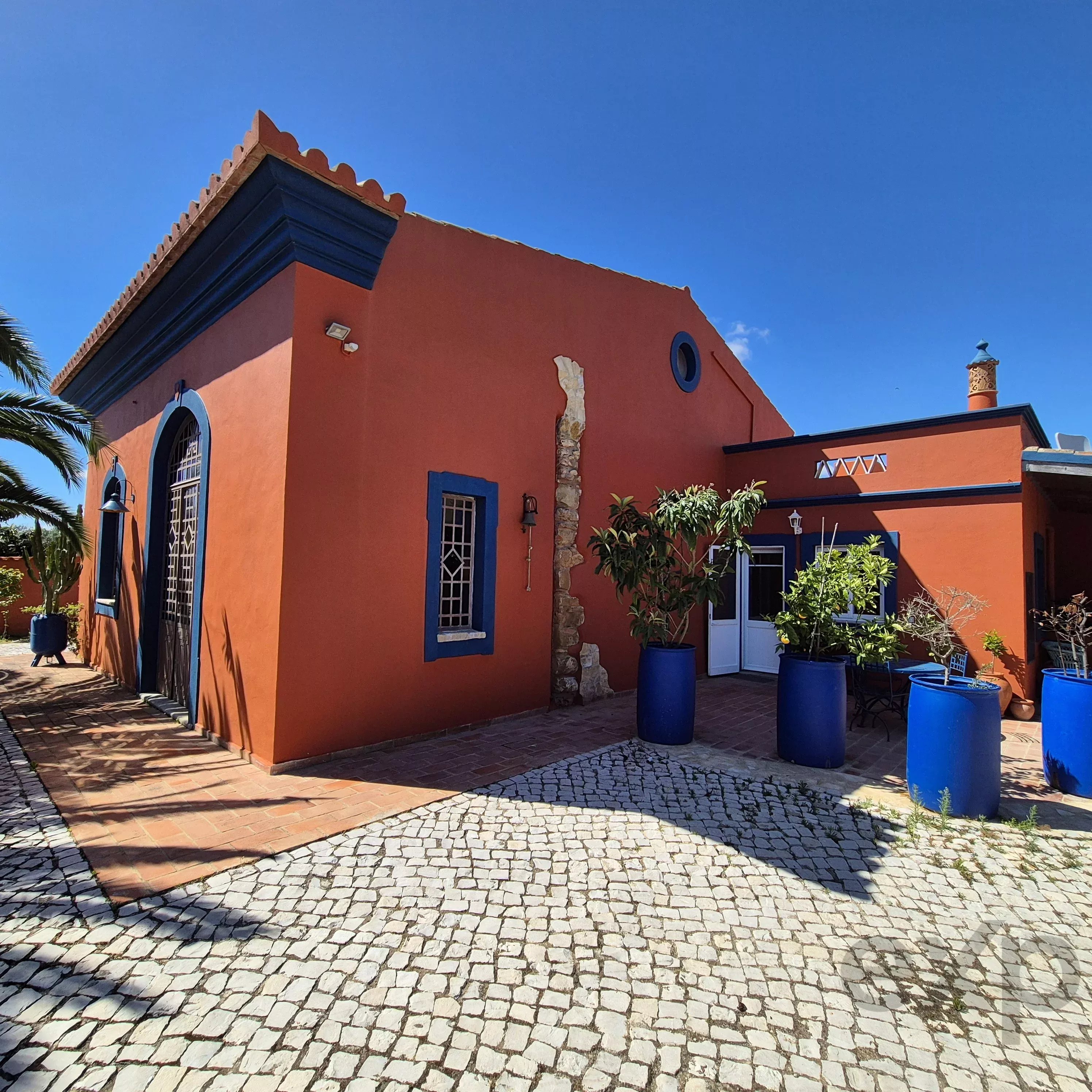 Country house with swimming pool 87034529 image 1