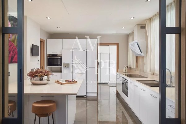 Cannes renovated 5 bedroom villa on La Croisette with sea view — photo 6