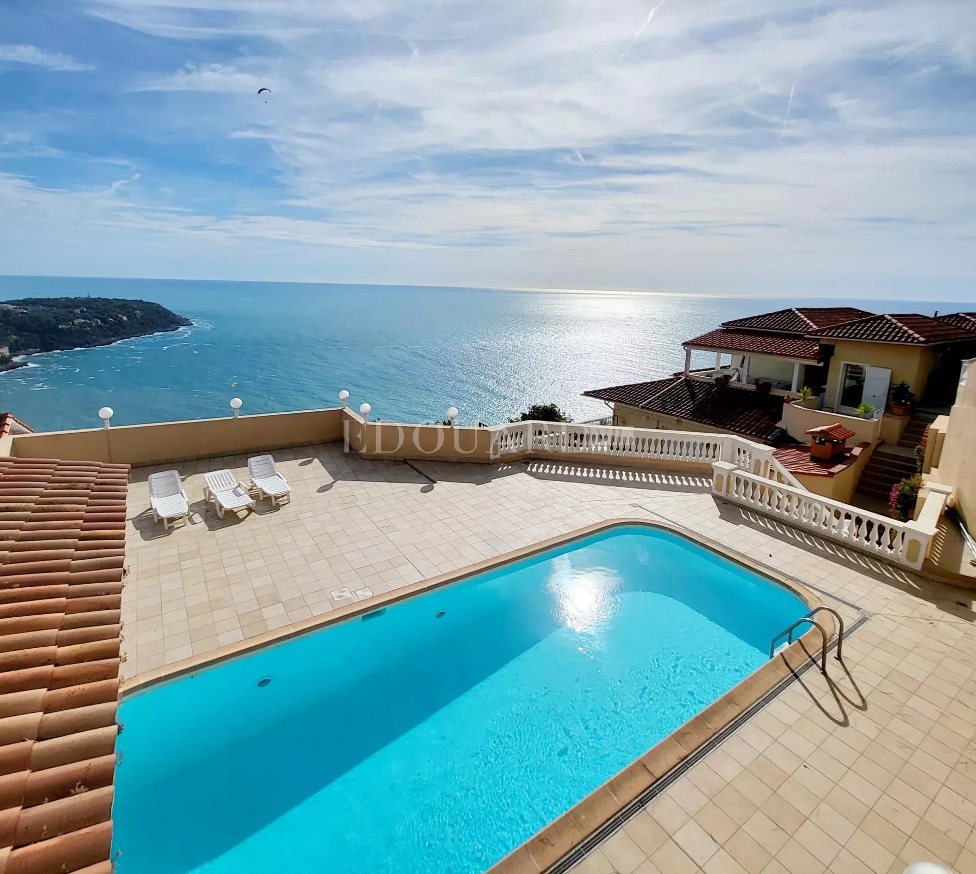 Villa sur le toit avec grande terrasse, vaste jardin, magnifique vue mer panoramique et deux parkings