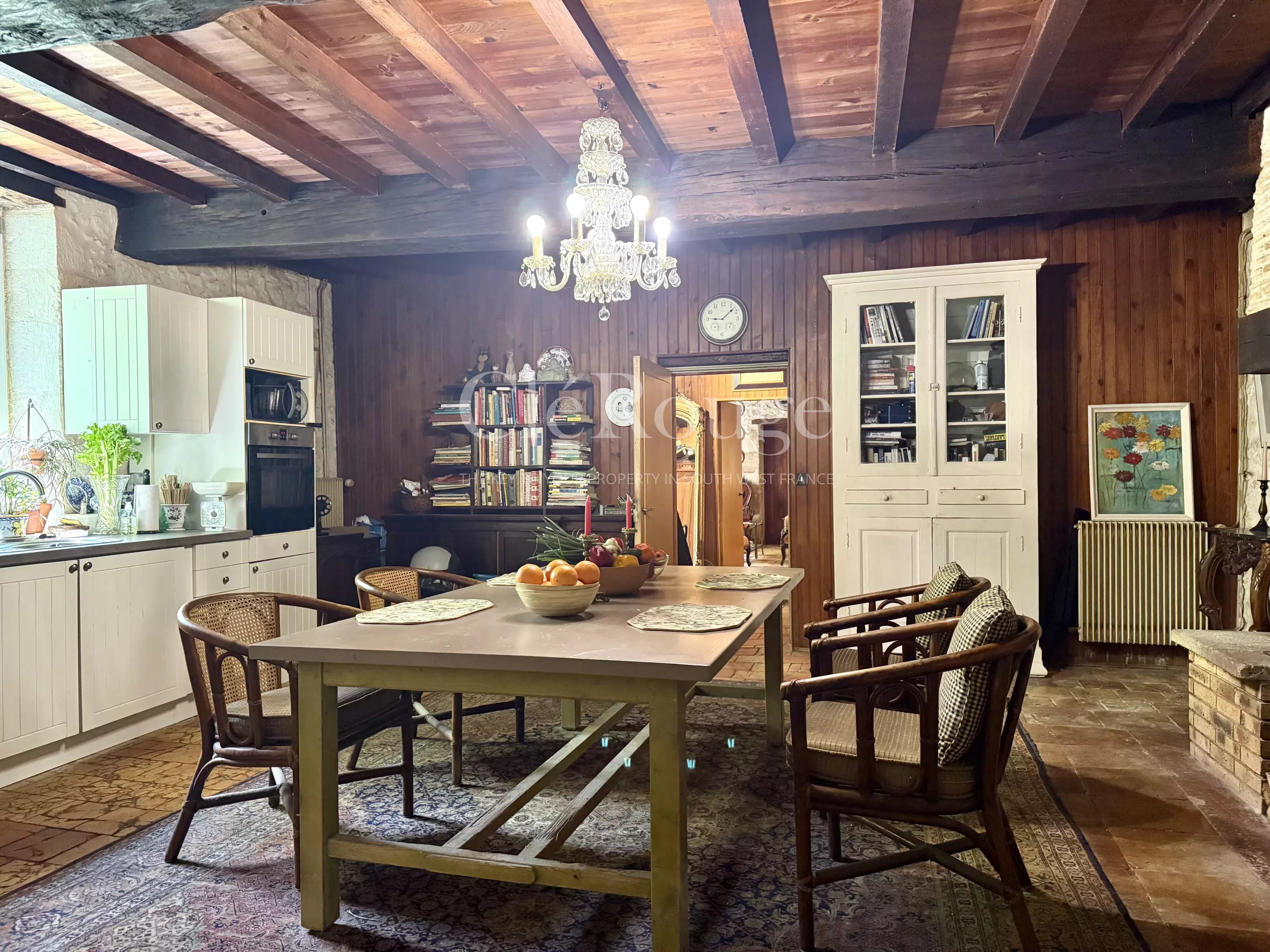 5 minutes from Lauzun - Stone house with barns, pond and park