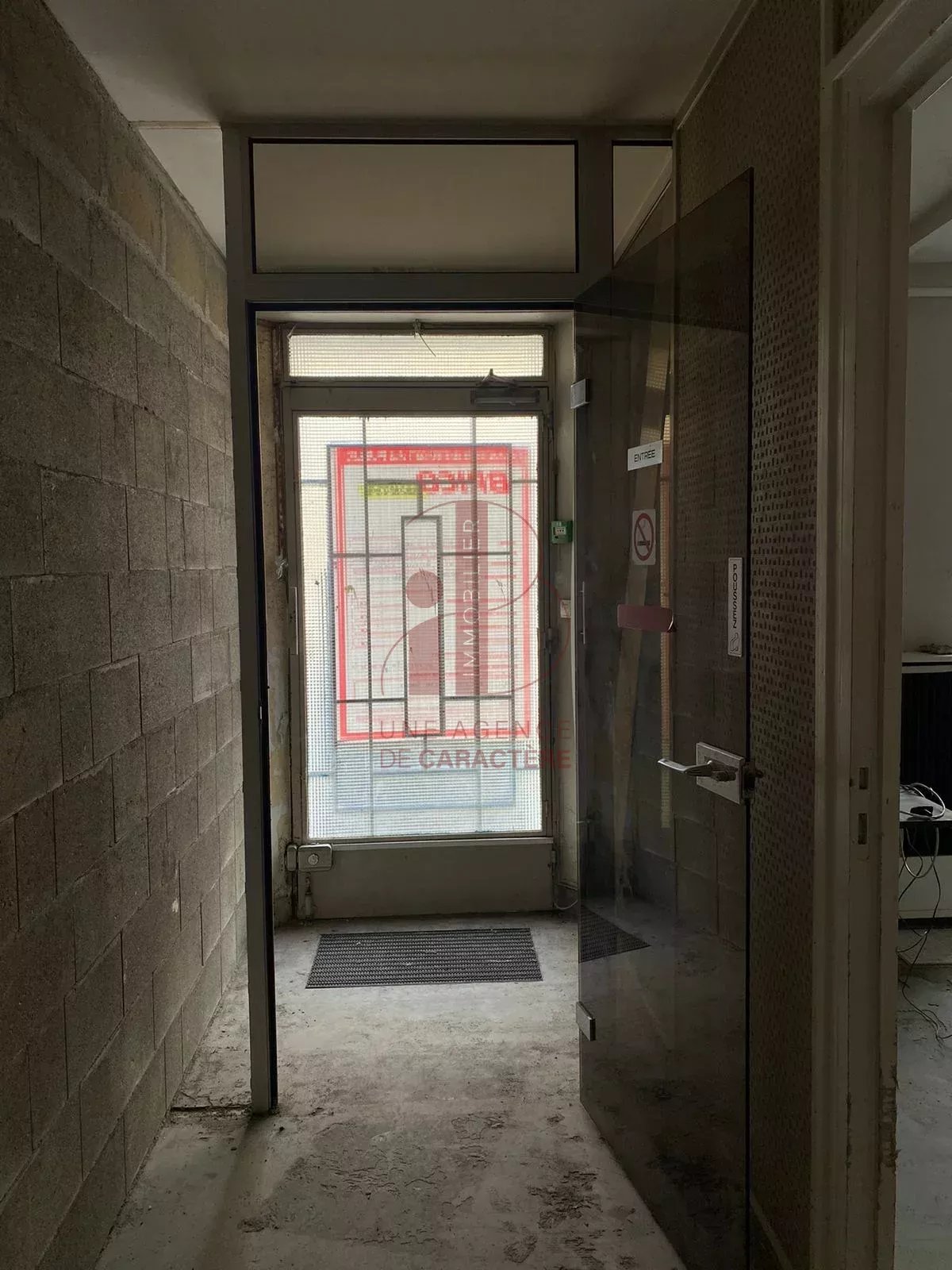 FONTAINEBLEAU PLEIN COEUR DE VILLE  -  LOCAL BRUT 248 M² RDC - PARKING A PROXIMITE