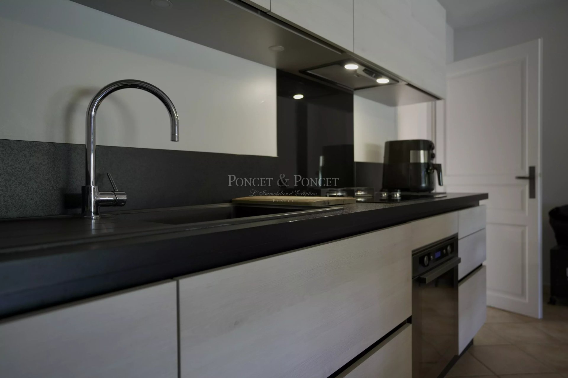 6 Bedroom Villa/Townhouse's Image 8