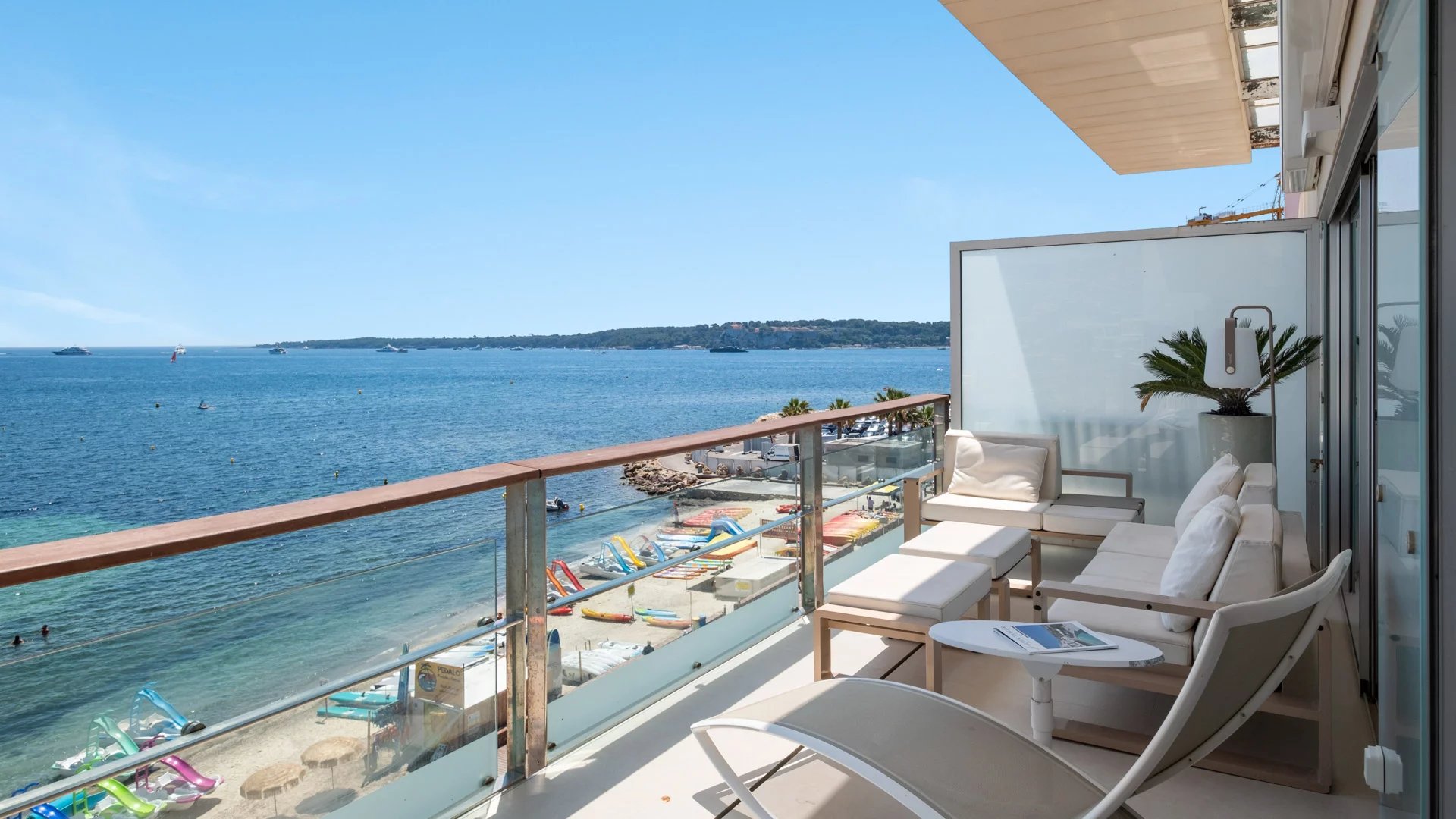 Contemporary apartment