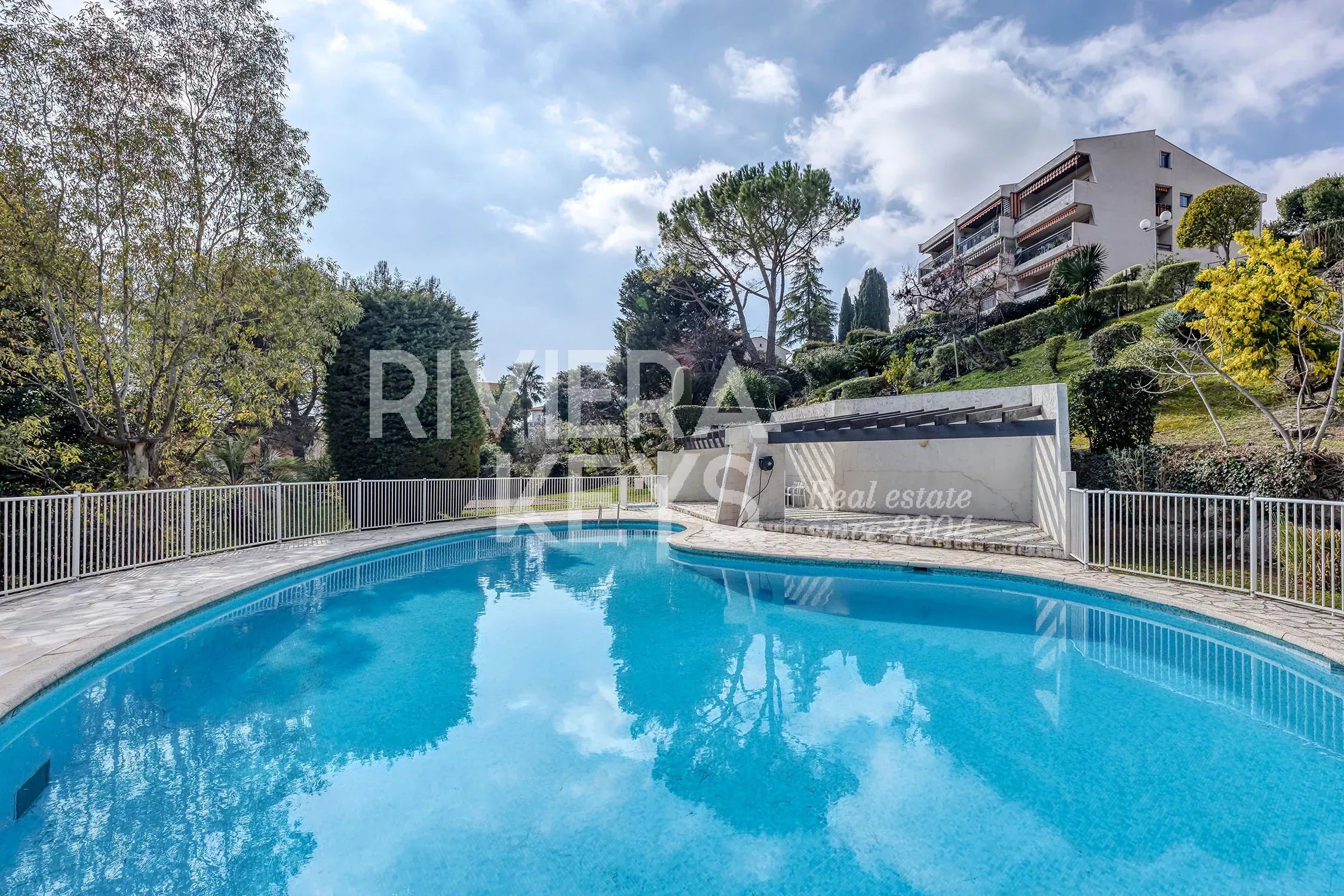 VENCE : 3-pièces avec terrasse et piscine proche centre-ville