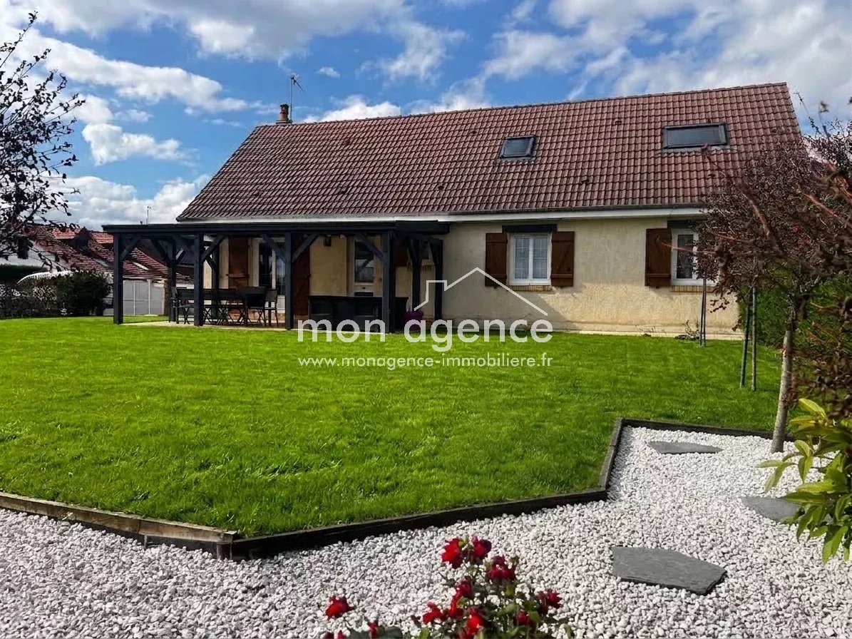 Maison individuelle de 4 chambres avec garage et bâtiment sur plus de 1000m2 de jardin clos