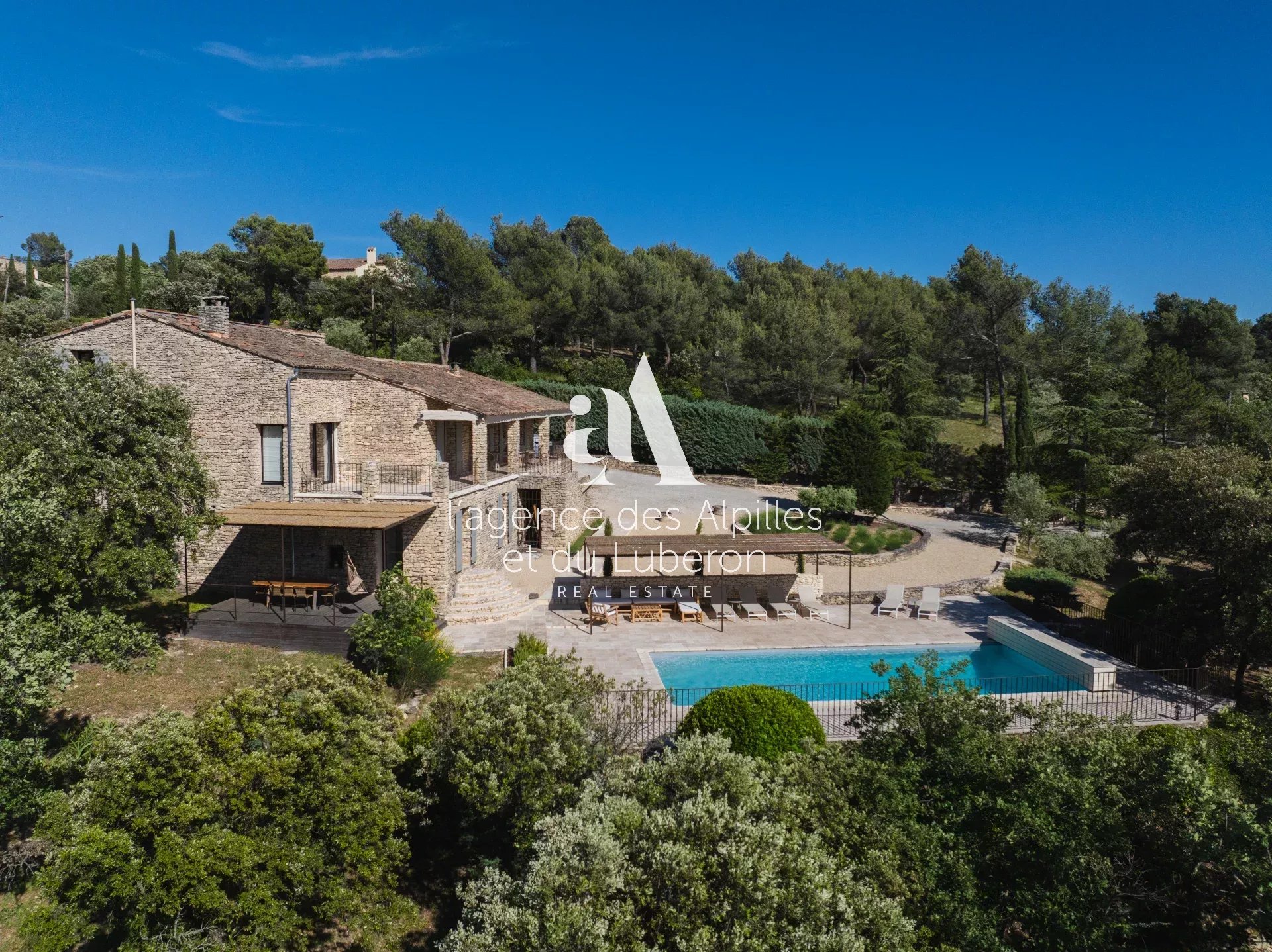 GORDES -STONE HOUSE WITH SWIMMING POOL AND PANORAMIC VIEWS