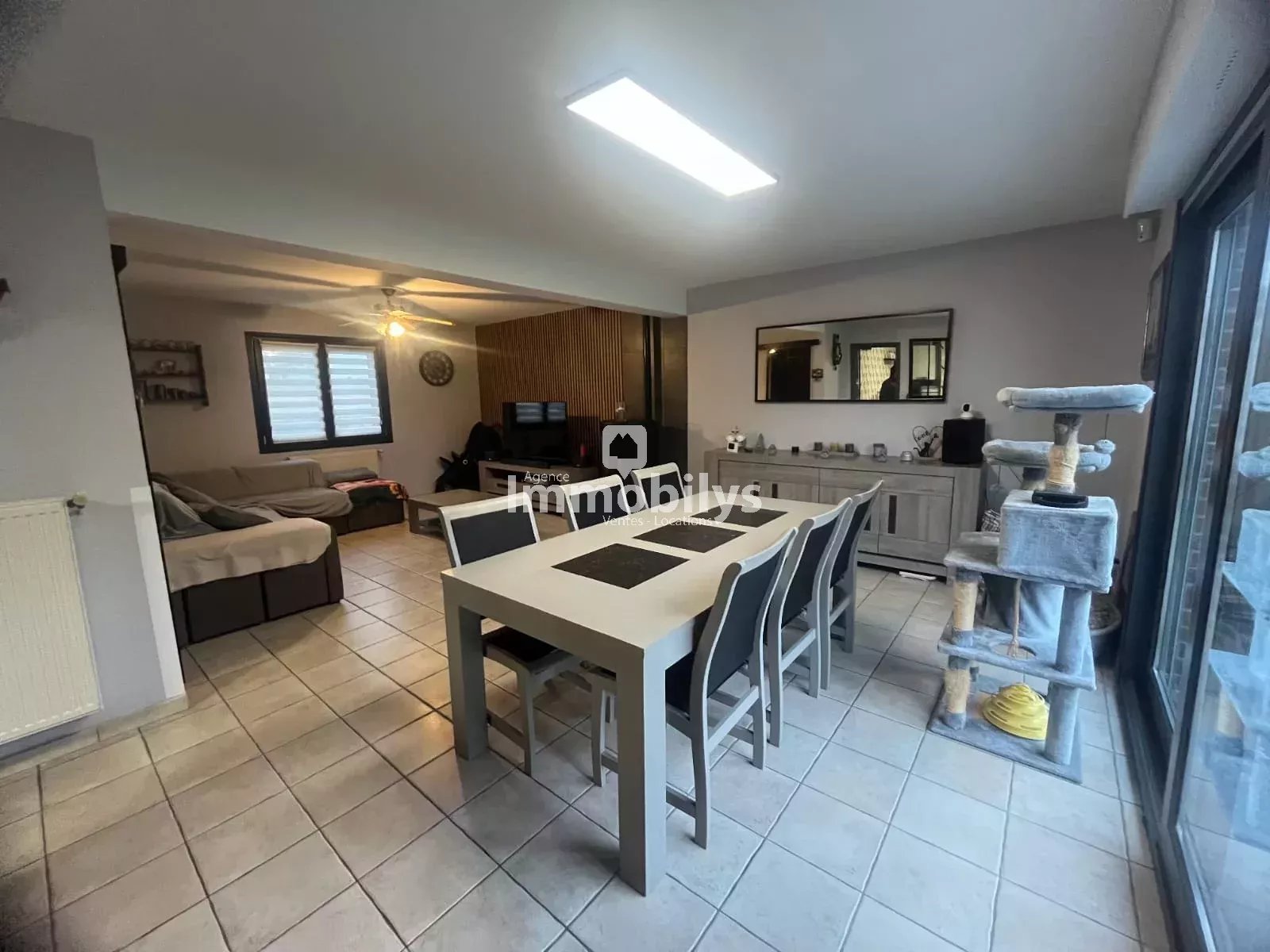Maison individuelle avec garage et jardin