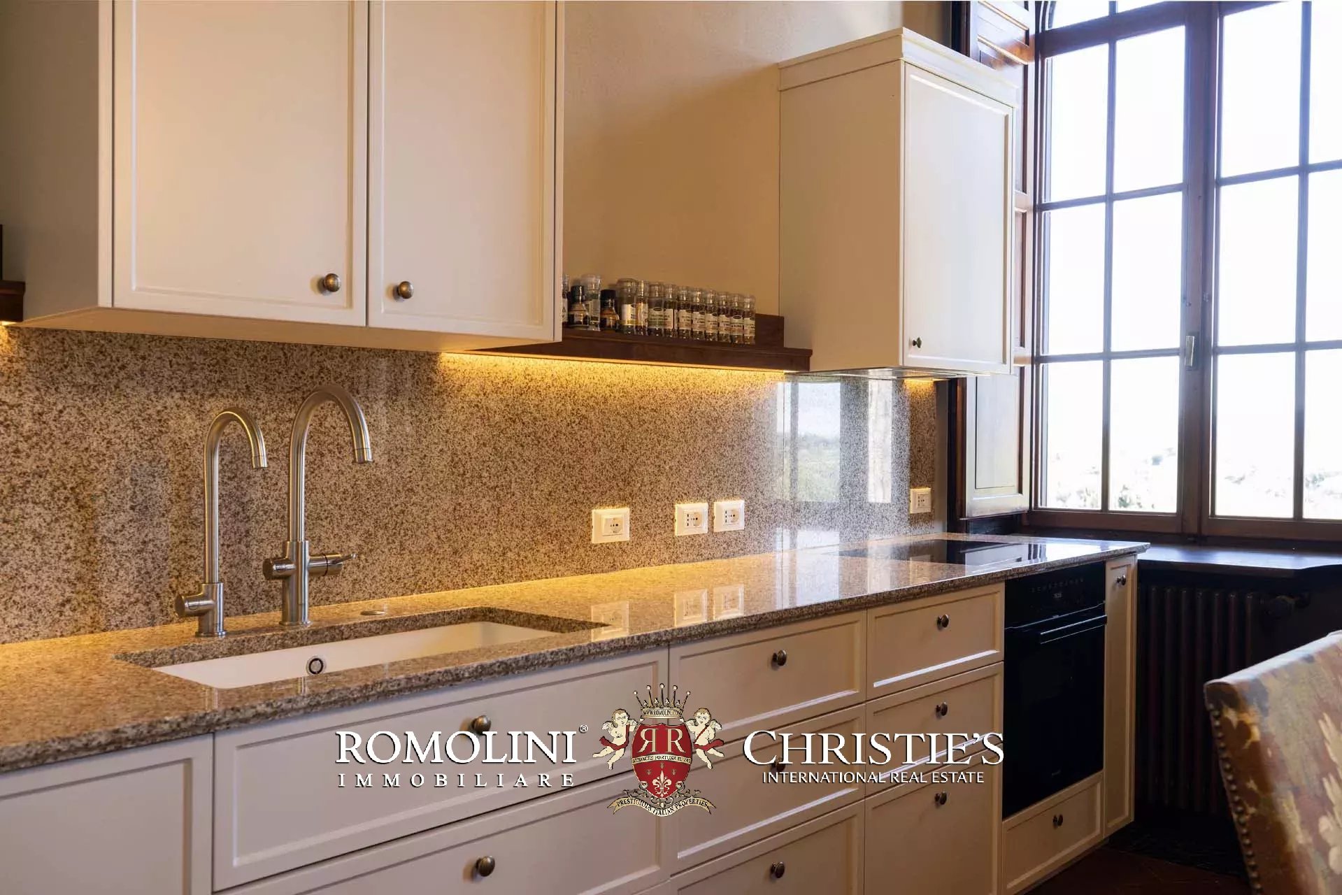 8 Bedroom Villa/Townhouse's Image 35