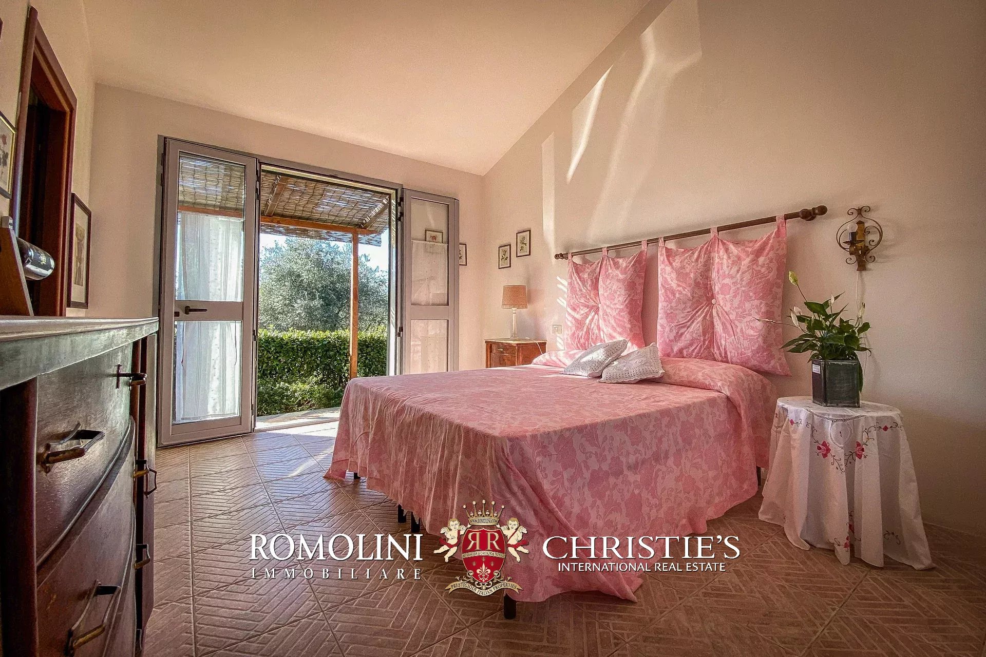 6 Bedroom Vineyard's Image 24