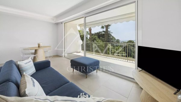 Magnificent two-room apartment with panoramic sea view — photo 6