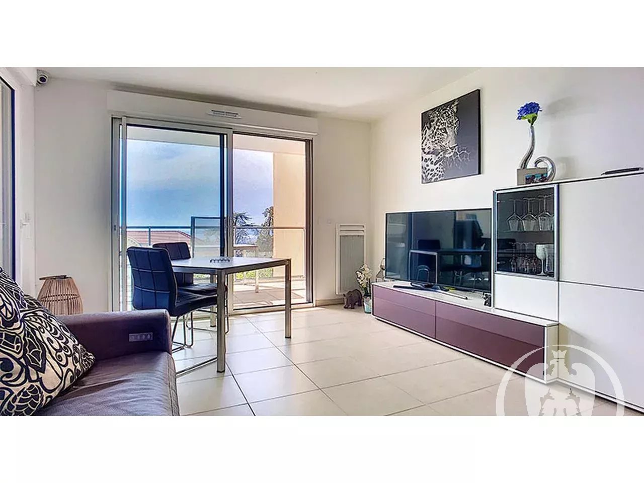 Superb two bedrooms apartment with large terraces and sea view