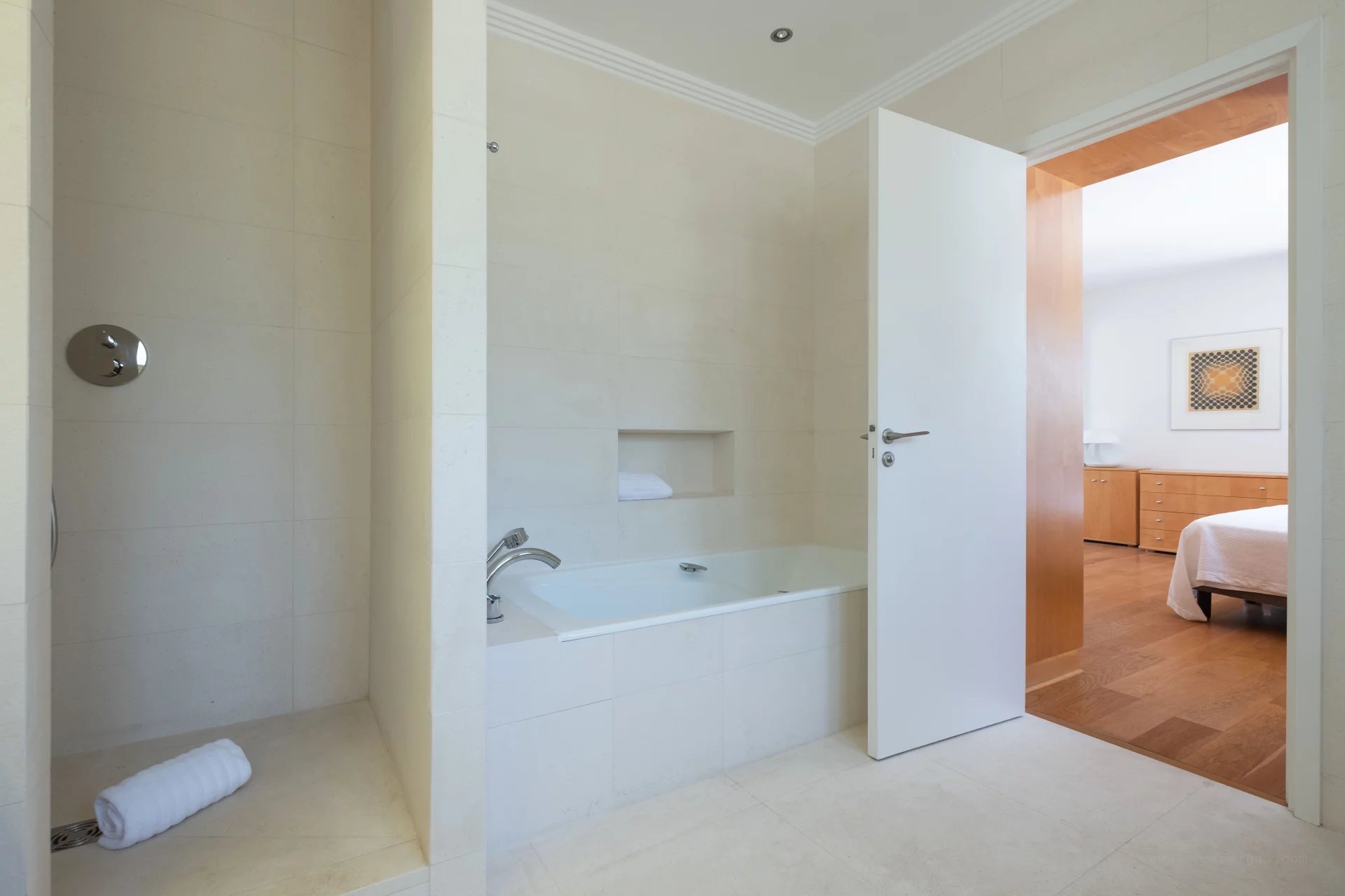 Provencal villa with flat gardens, pool and sea views