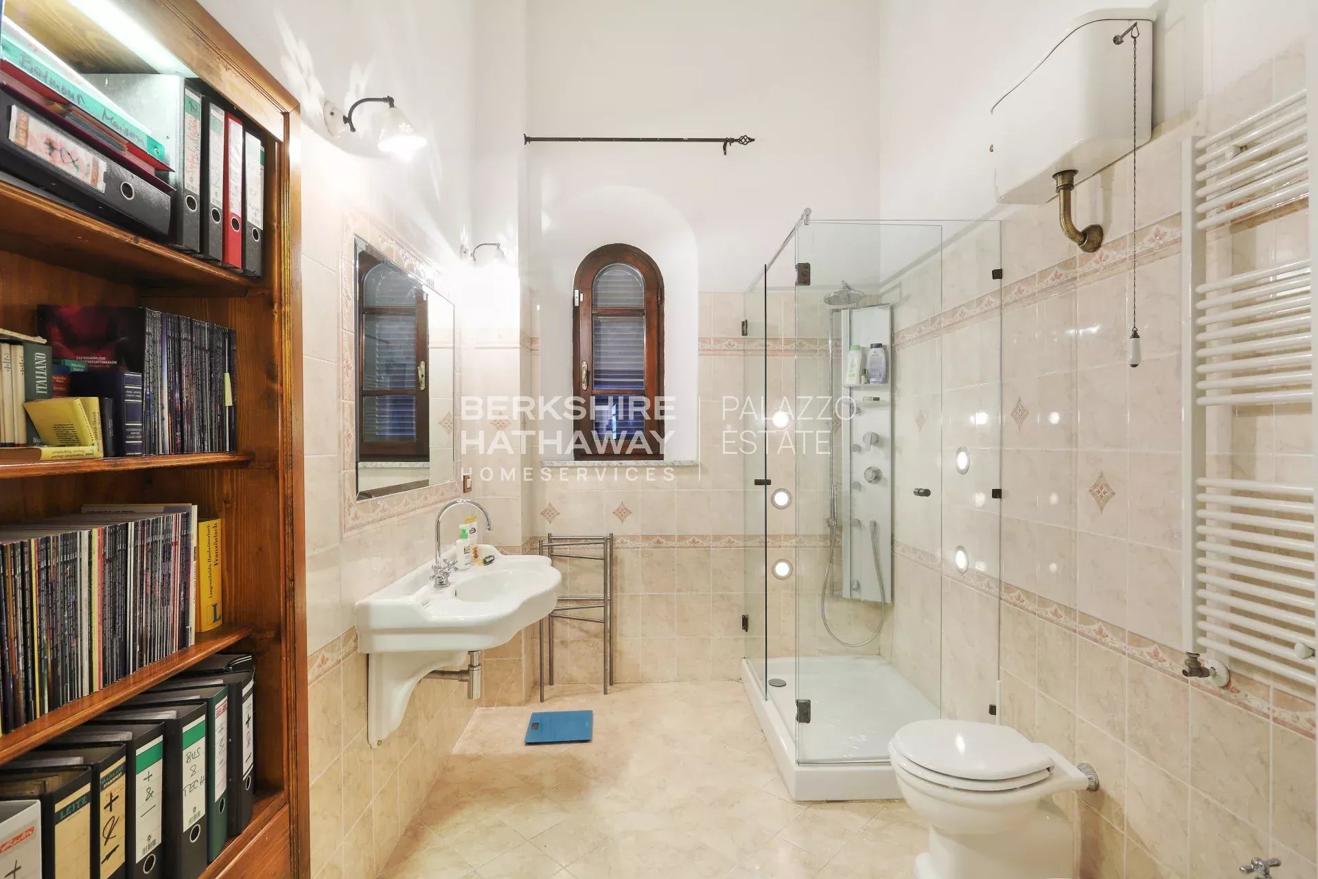 Elegante Villa d'Epoca con Vista Mare e Piscina a Riparbella