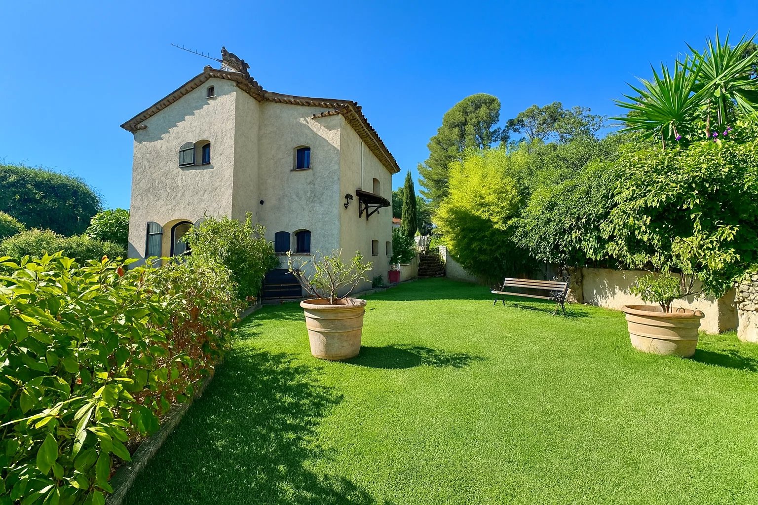 CAGNES-SUR-MER – VILLA PROVENÇALE VUE MER, CALME ABSOLU, JARDIN, PISCINE ET GARAGE DOUBLE