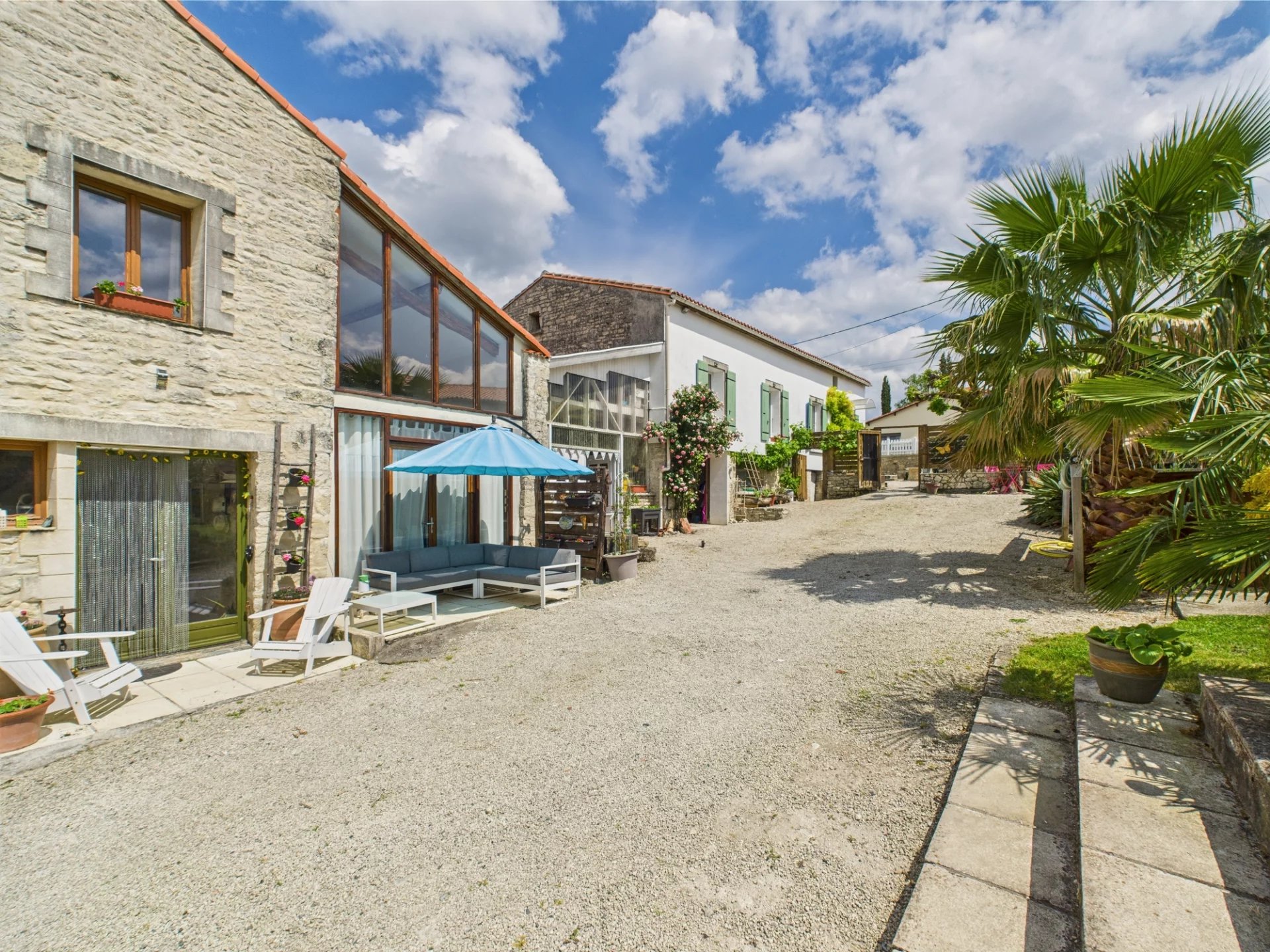 Renovation super de 2 maisons dans un village animé