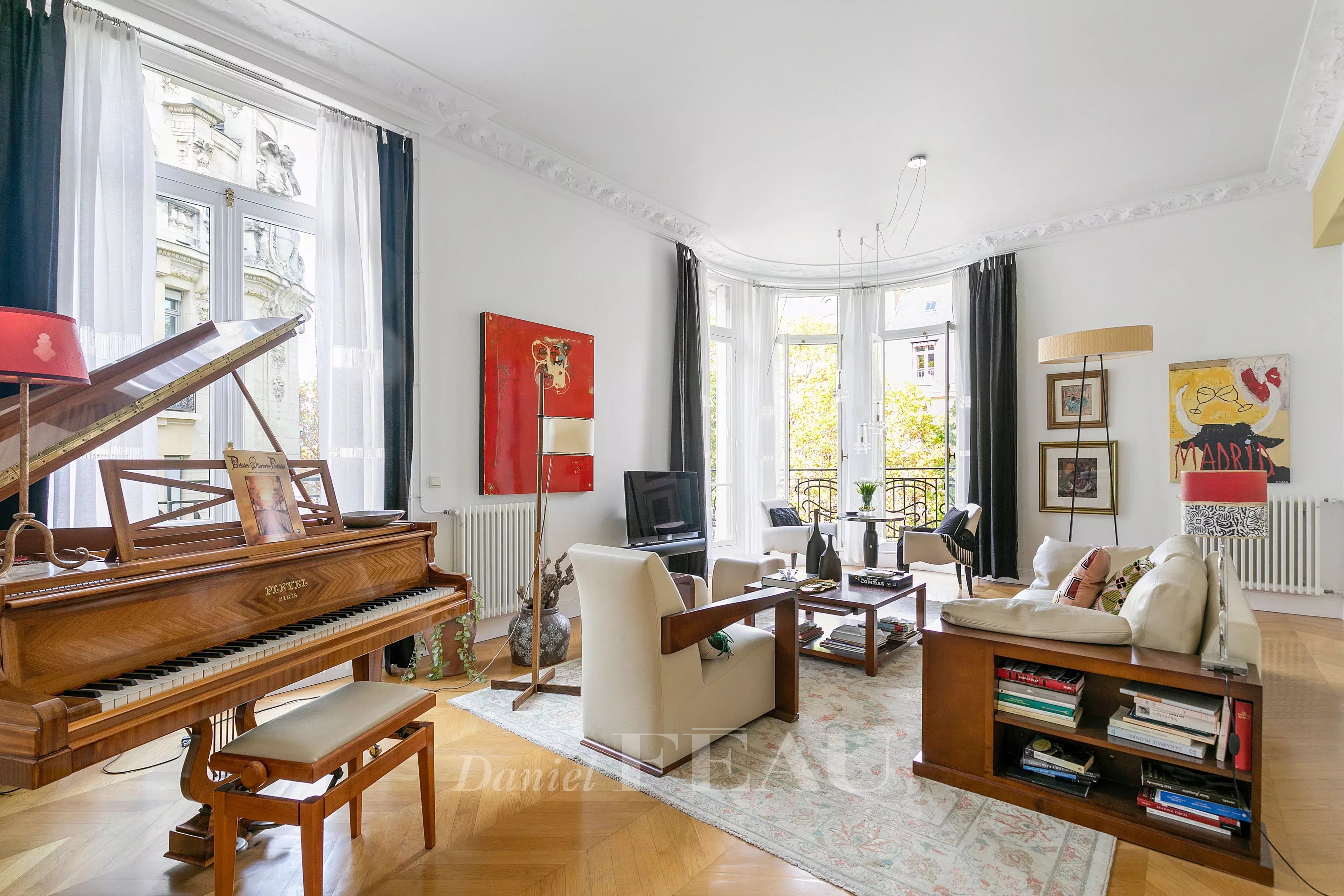 Living room, herringbone parquet flooring, mouldings, open view