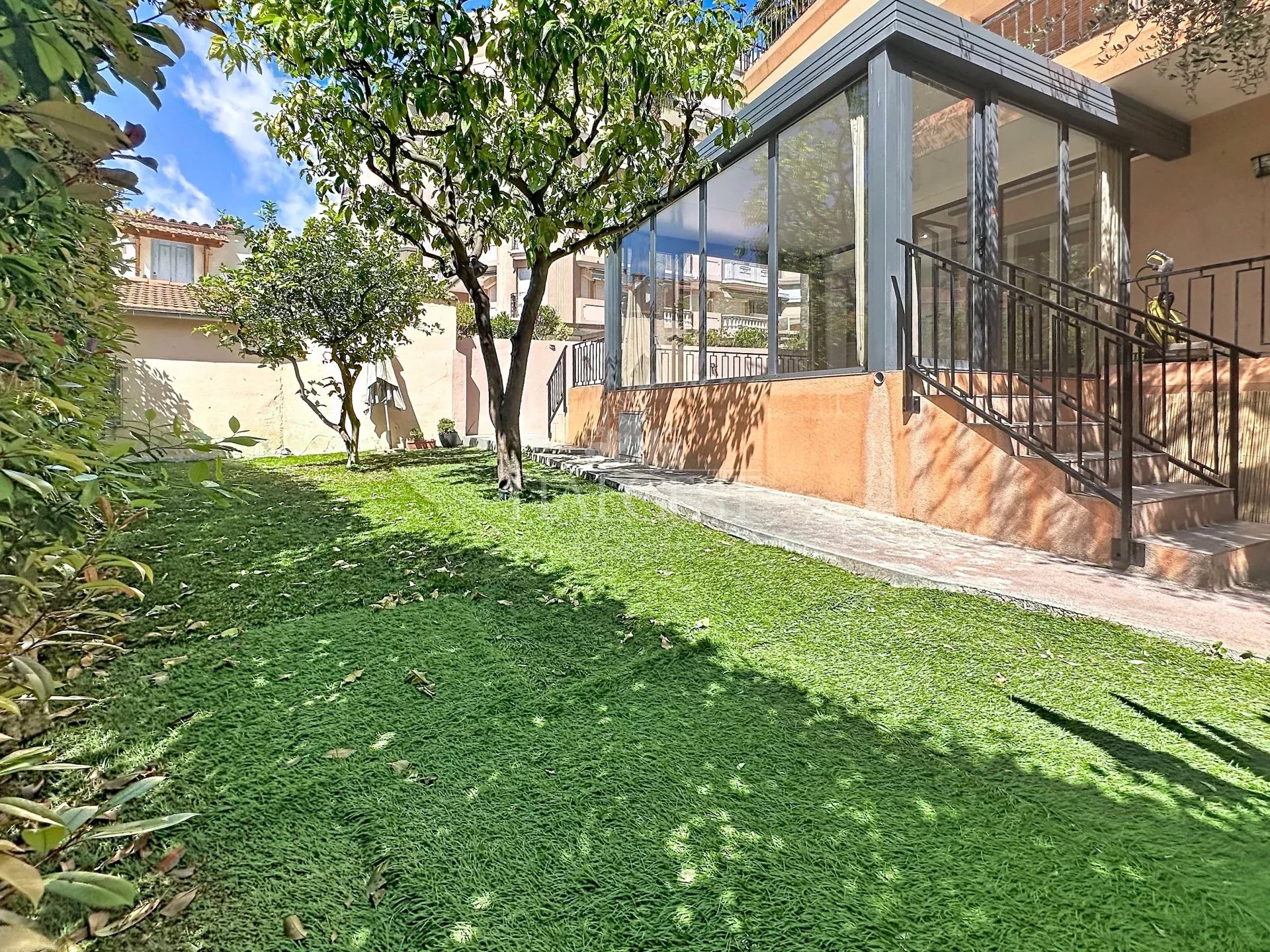 Carnolès centre: rare renovated apartment with private garden
