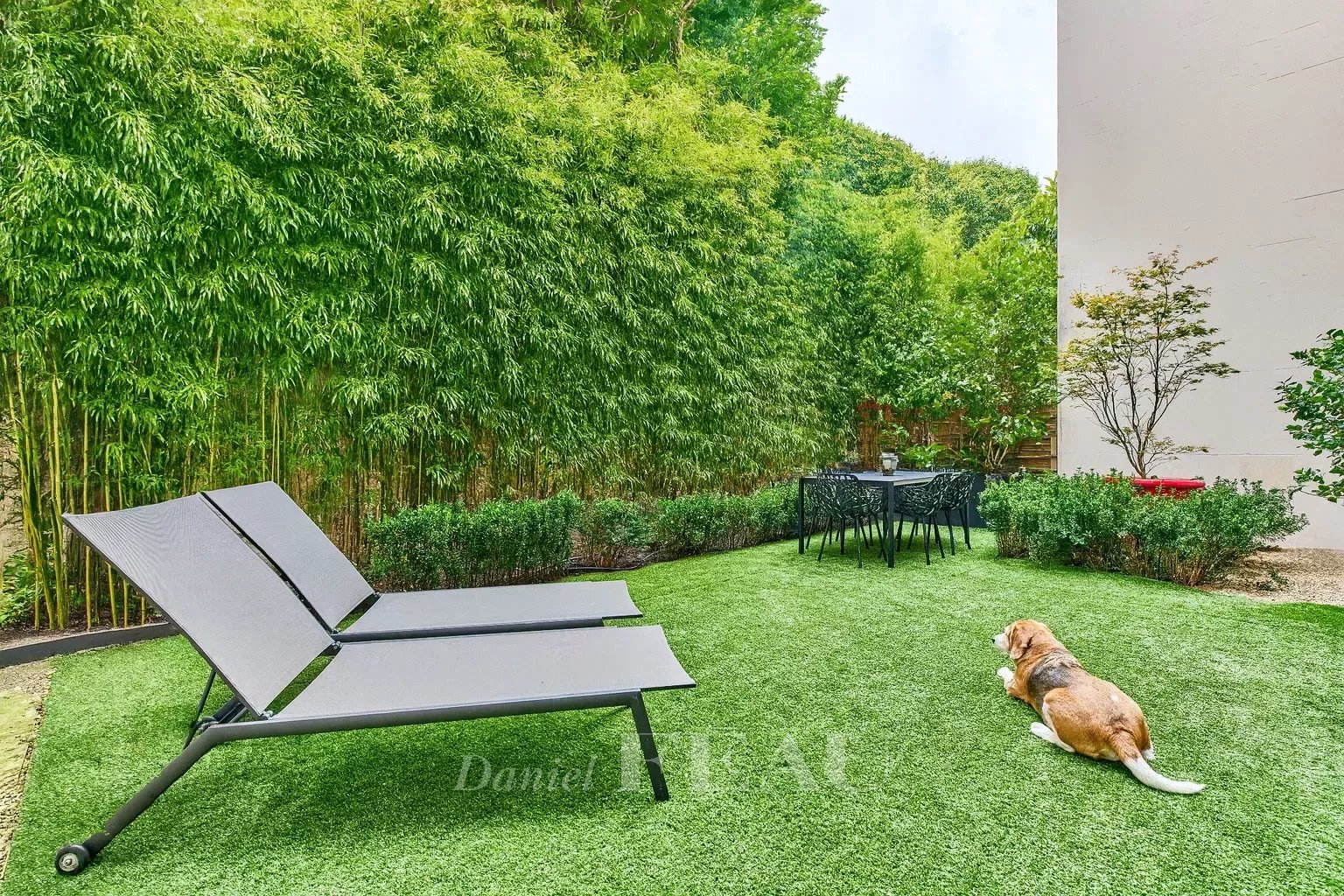 Paris 16th District – A superb pied a terre with a garden