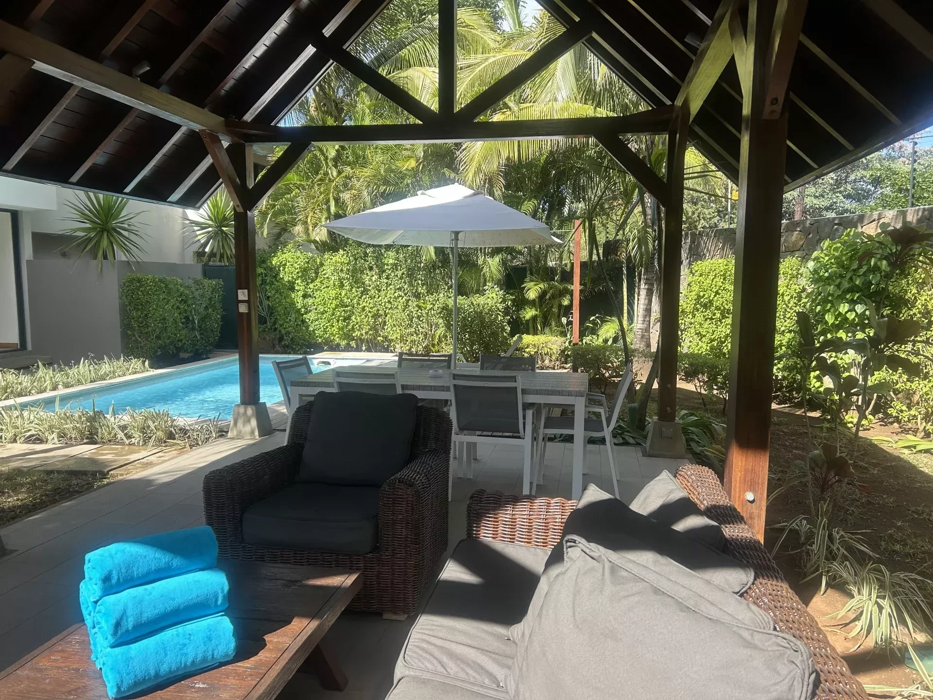 Premium villa for sale with tropical garden and contemporary architecture - photo 6