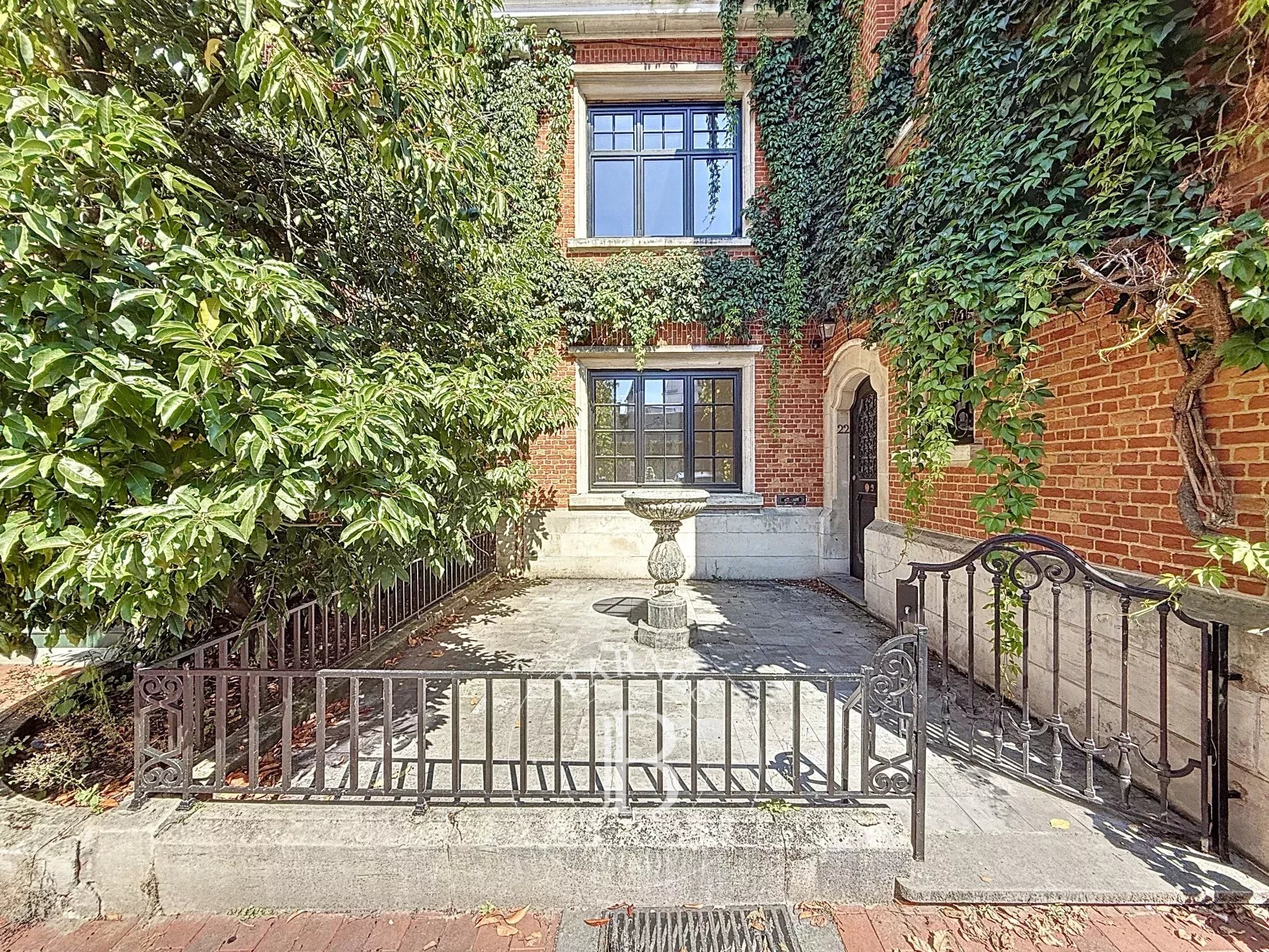 Facing the Abbey of La Cambre – Exceptional Townhouse with Renovation Project