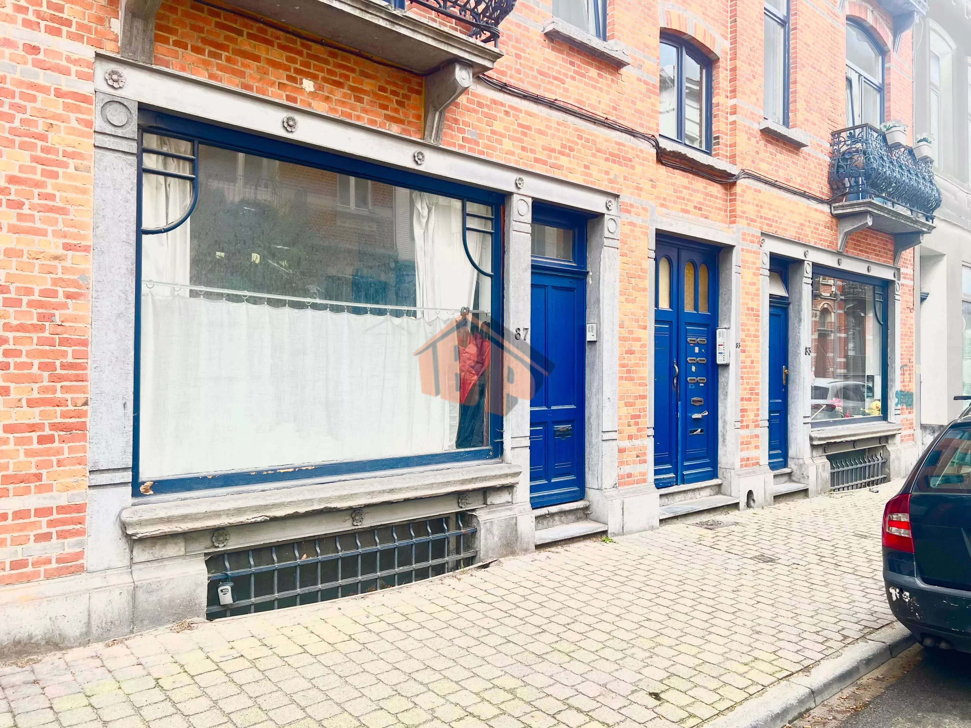 Upper St Gilles - ground floor office/commercial space with independent entrance in a charming building - Ideal for a professional practice