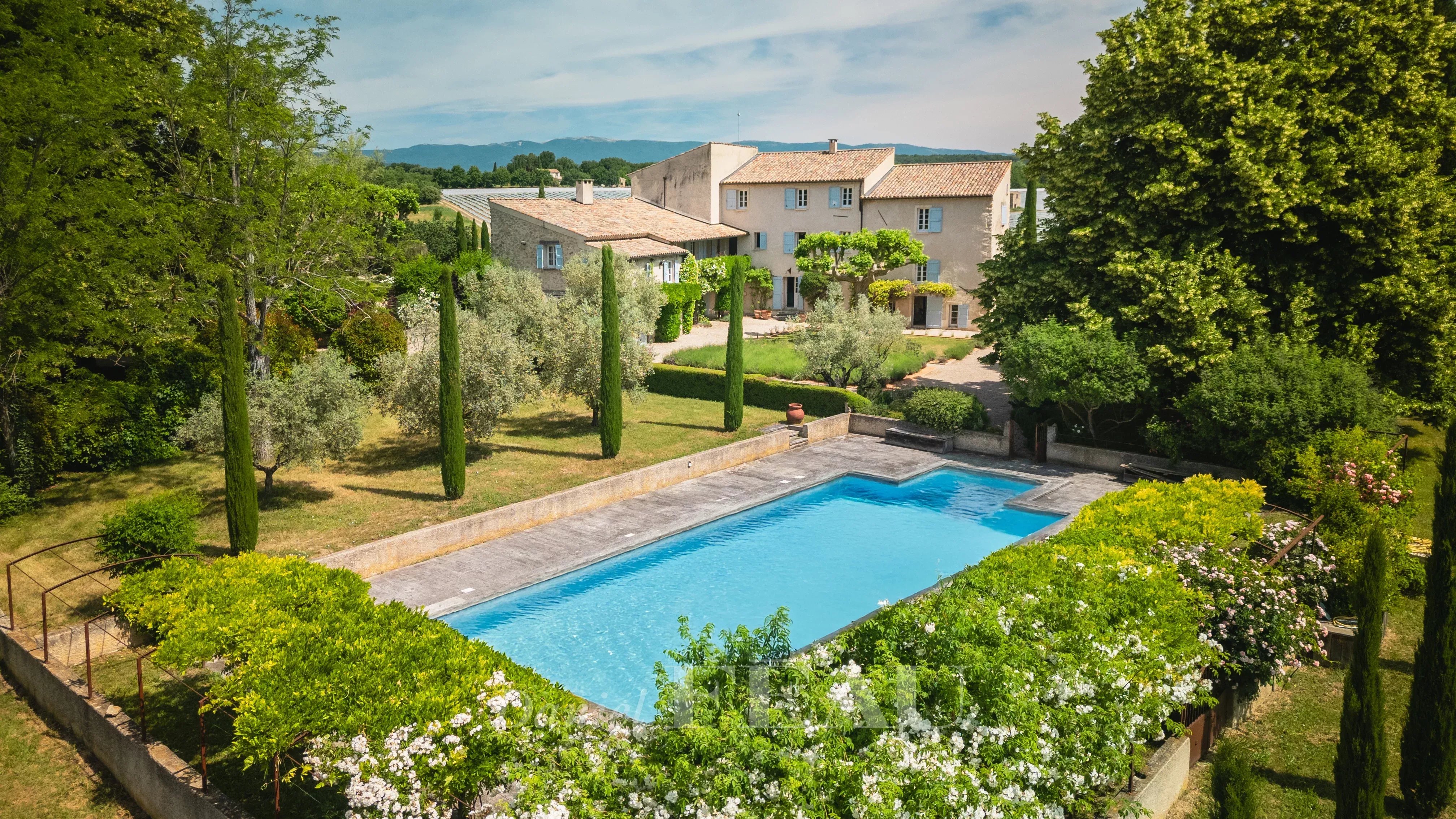 Between the Luberon and the Lure Mountain – A renovated period farmhouse