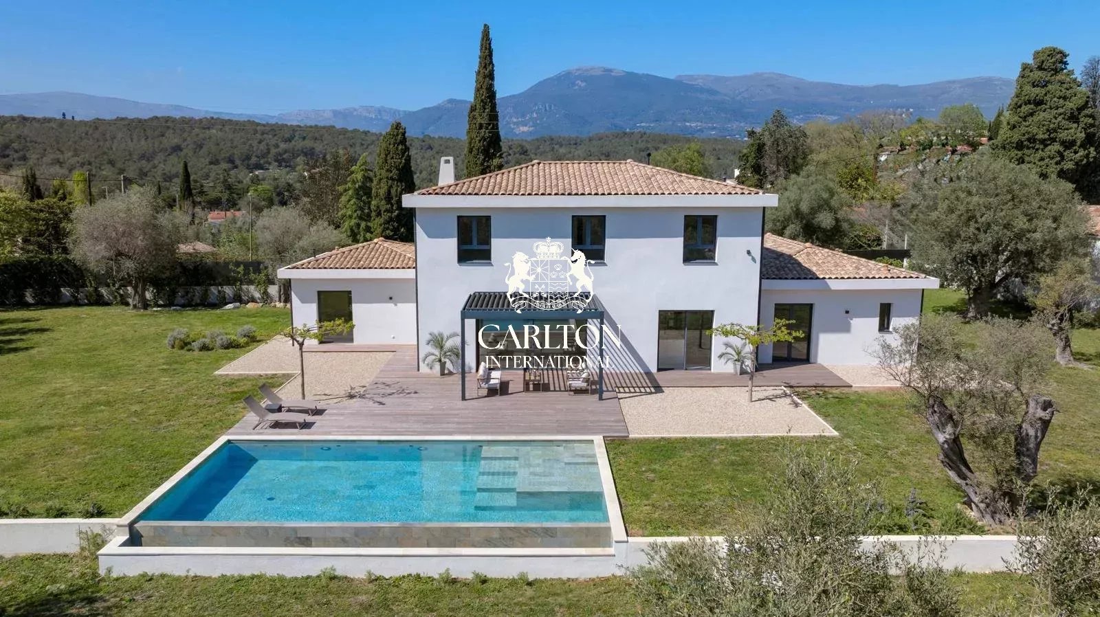 Roquefort-les Pins: Neuer zeitgemäßer Villa in absoluter Ruhe