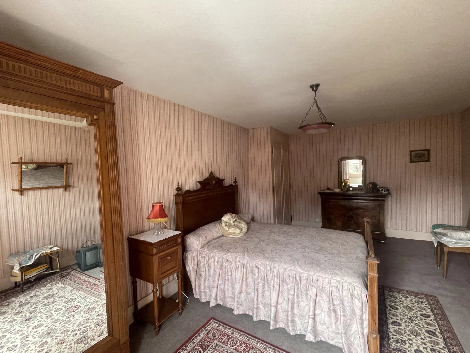 Immeuble en pierre, coeur de village, idéal investisseur