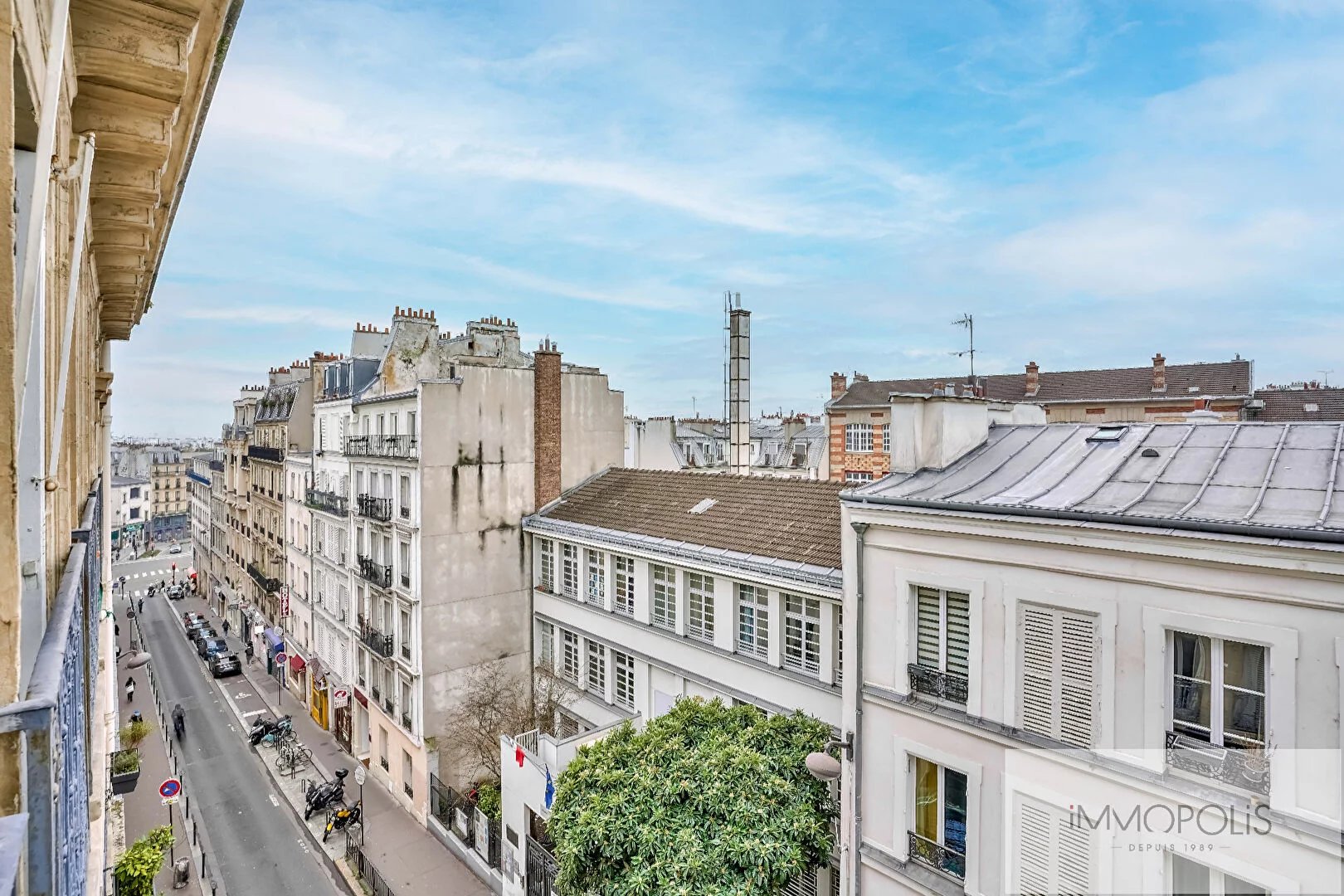 Rare à Montmartre : spacieux 2/3 pièces avec ascenseur, parquet, cheminée et charme de l'ancien, avec un excellent DPE