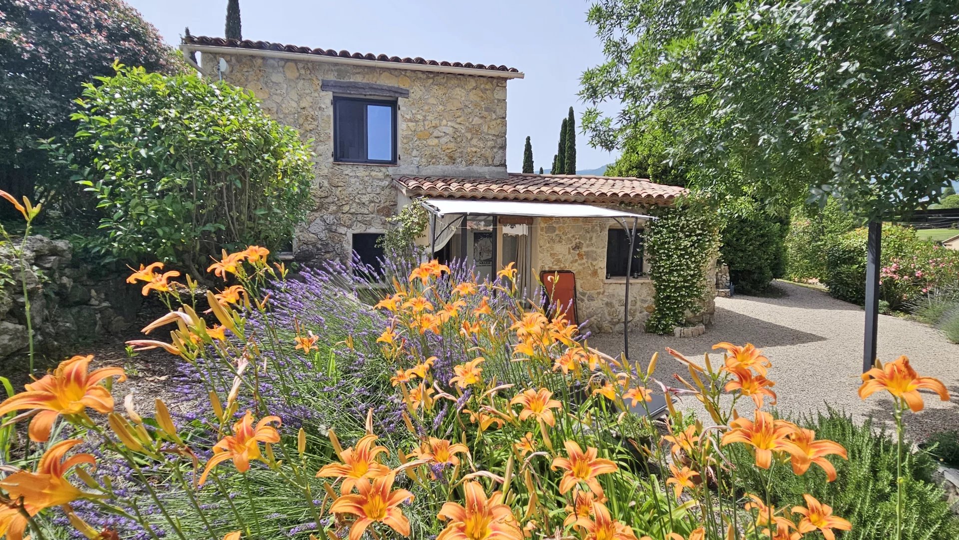 CHARME de la pierre à CHATEAUNEUF DE GRASSE