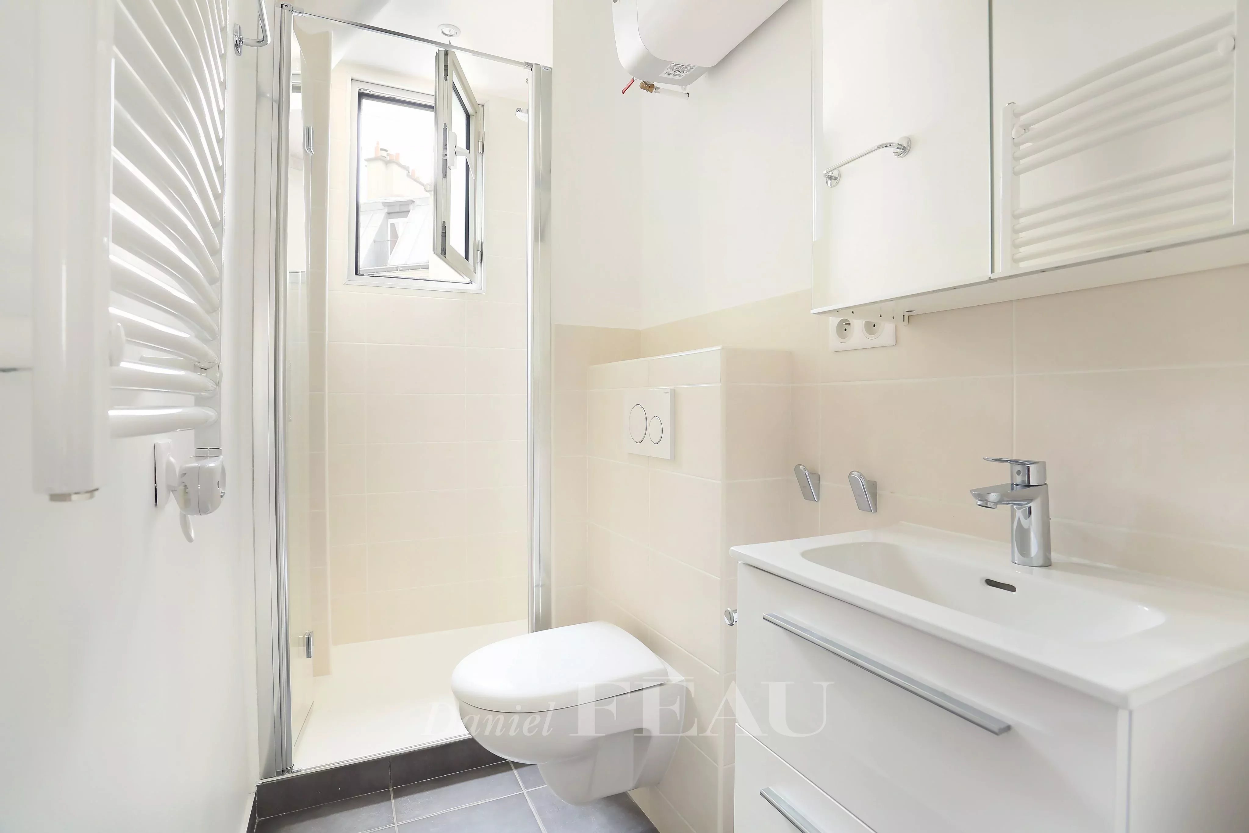 Bathroom Natural light Tile