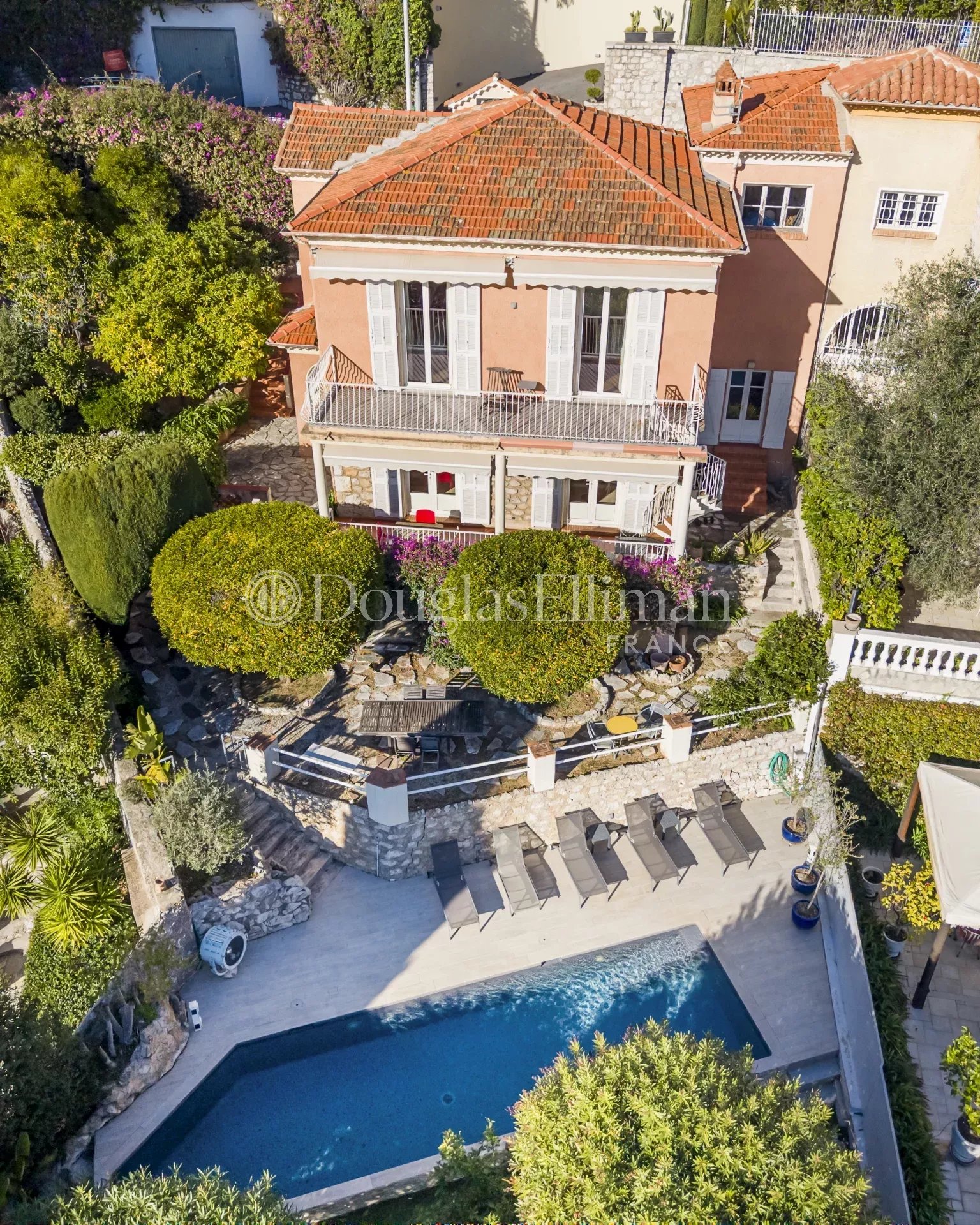 VILLEFRANCHE-SUR-MER - Villa provençale de charme rénovée avec vue mer