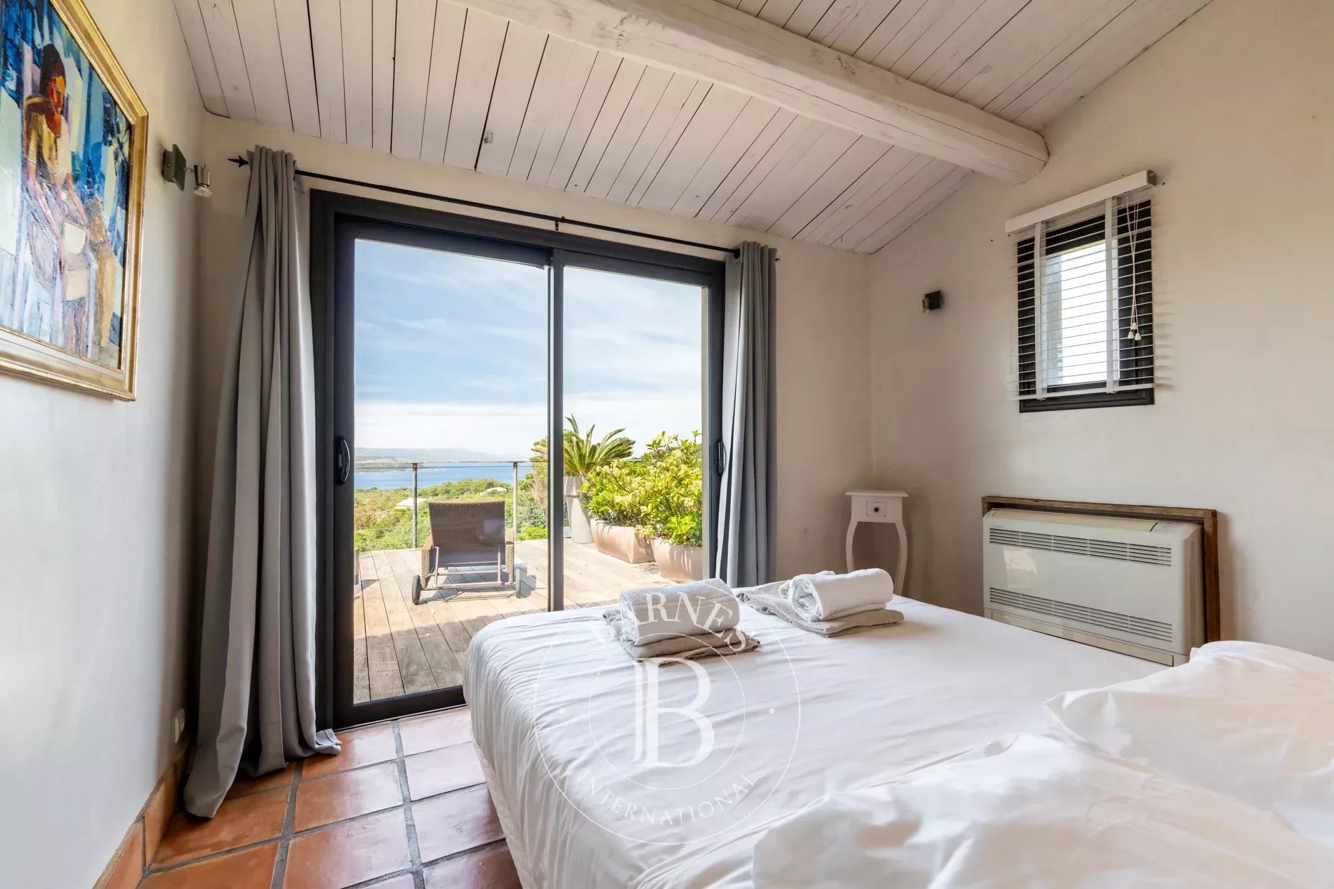 Exclusive listing – Bonifacio. Architect-designed villa in the style of a bergerie, featuring 4 bedrooms, a swimming pool, sea and mountain views, and close proximity to the beach. - picture 15 title=