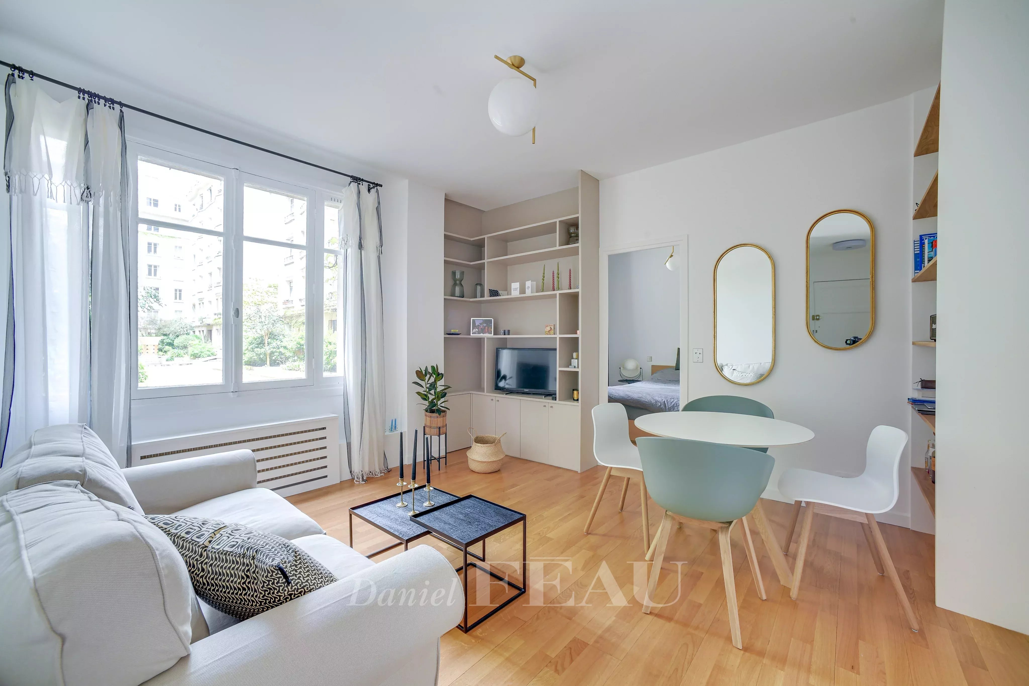 Séjour avec ameublement moderne, confortable et élégant