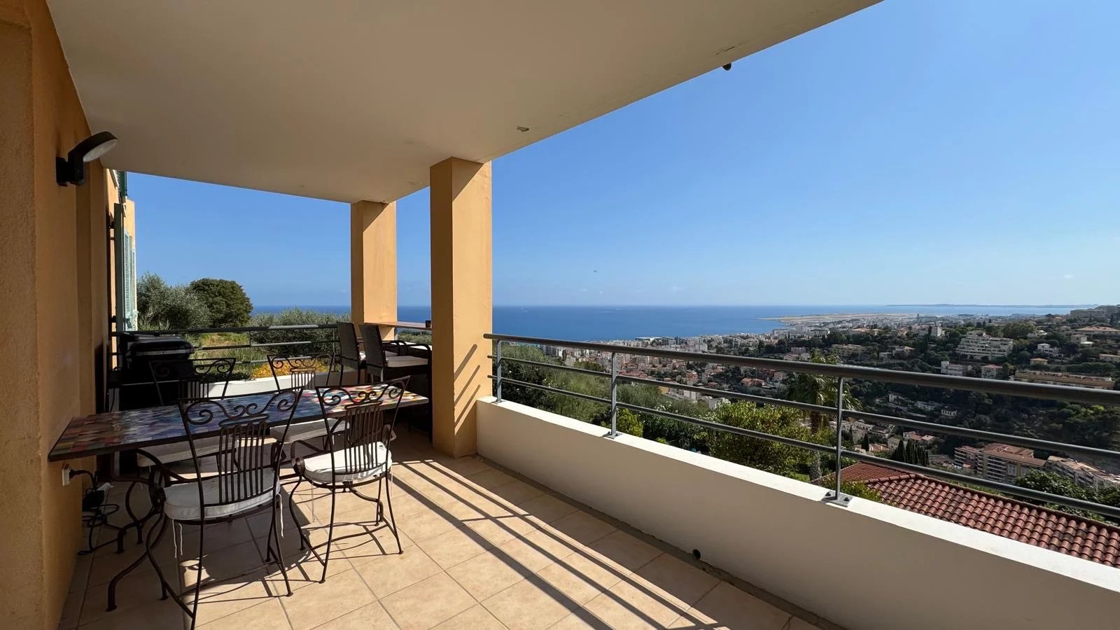 TRES BEAU 4P COLLINES DE NICE VUE MER PISCINE