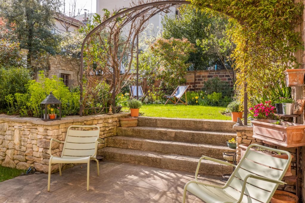 Jardin en terrasses de 265 m² avec pergola